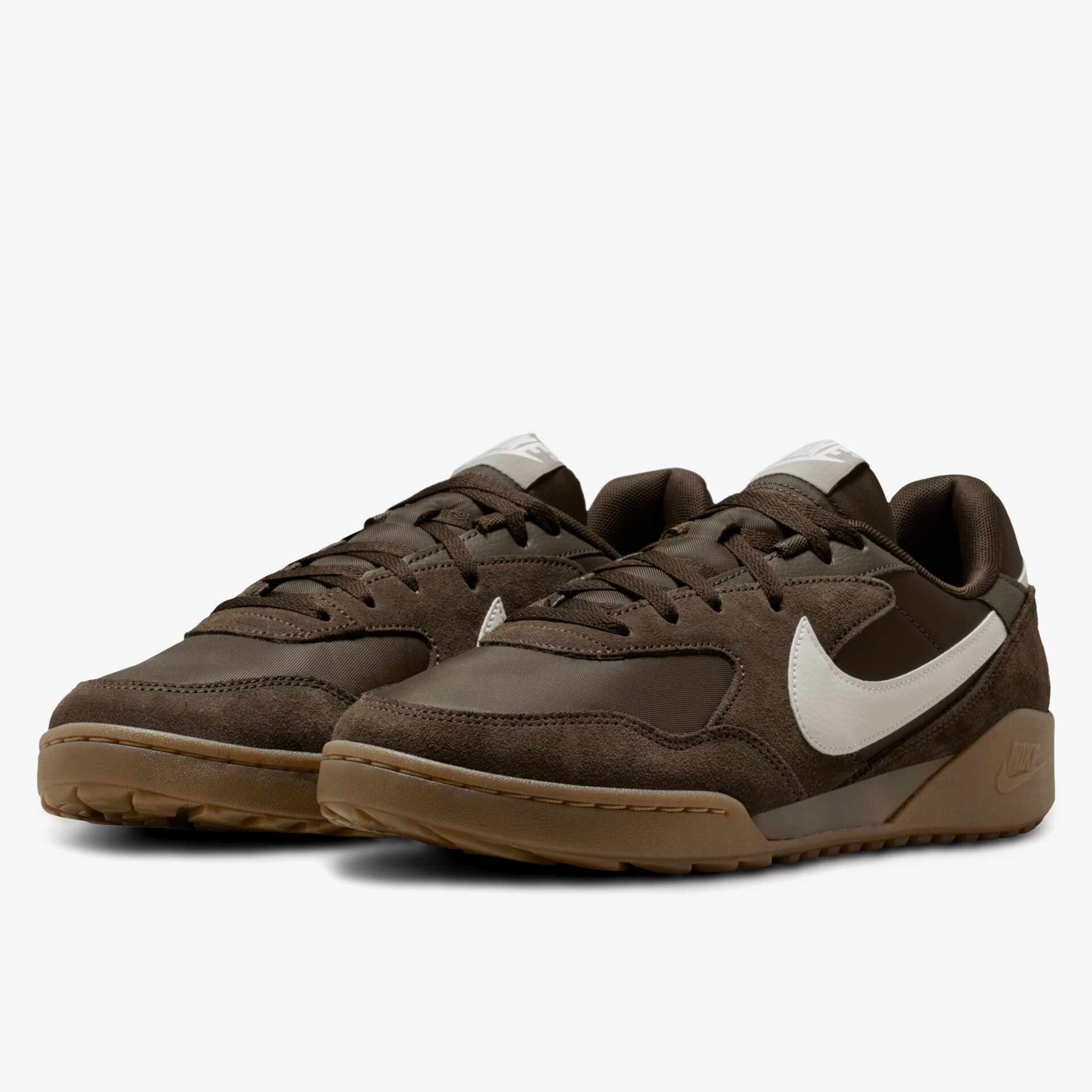 Lässige Sneaker in Braun mit kontrastreichem Design und rutschfester Sohle für ultimativen Komfort.