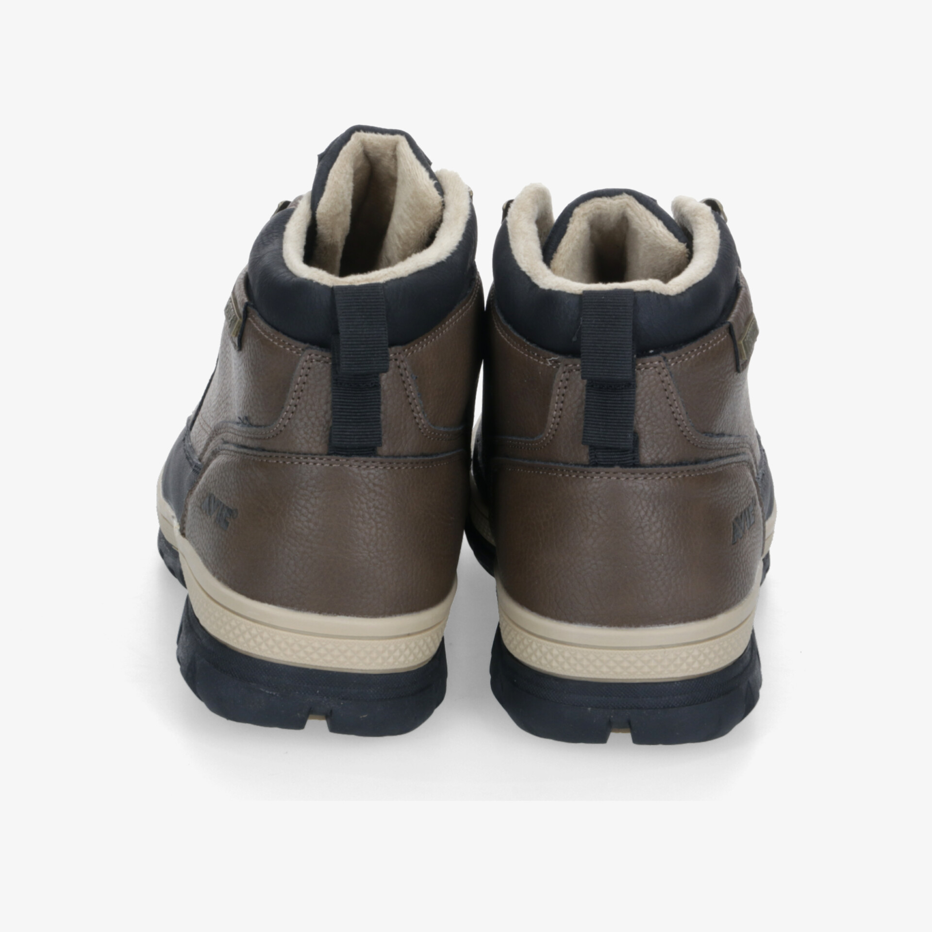 Rückansicht robuster Wanderschuhe mit gepolstertem Kragen und stabiler rutschfester Sohle