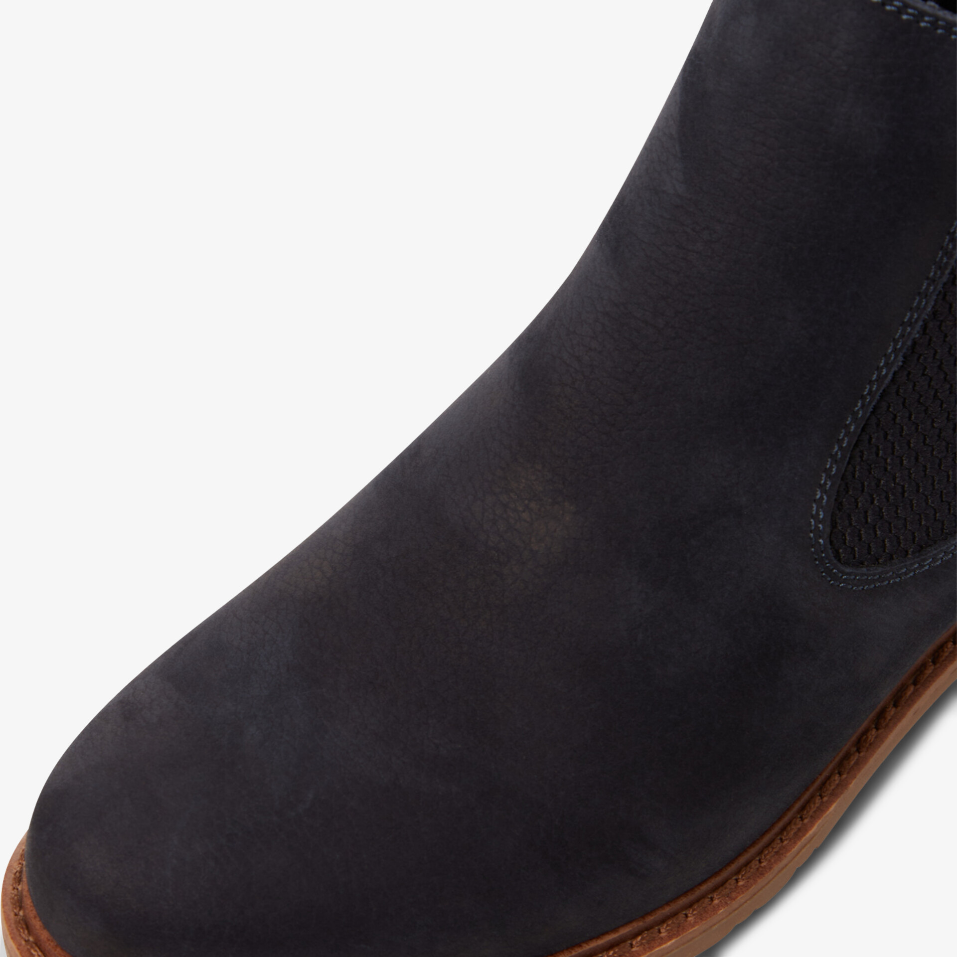 Nahaufnahme eines eleganten Schuhs aus hochwertigem Material mit markanter Naht und dezenter Farbe