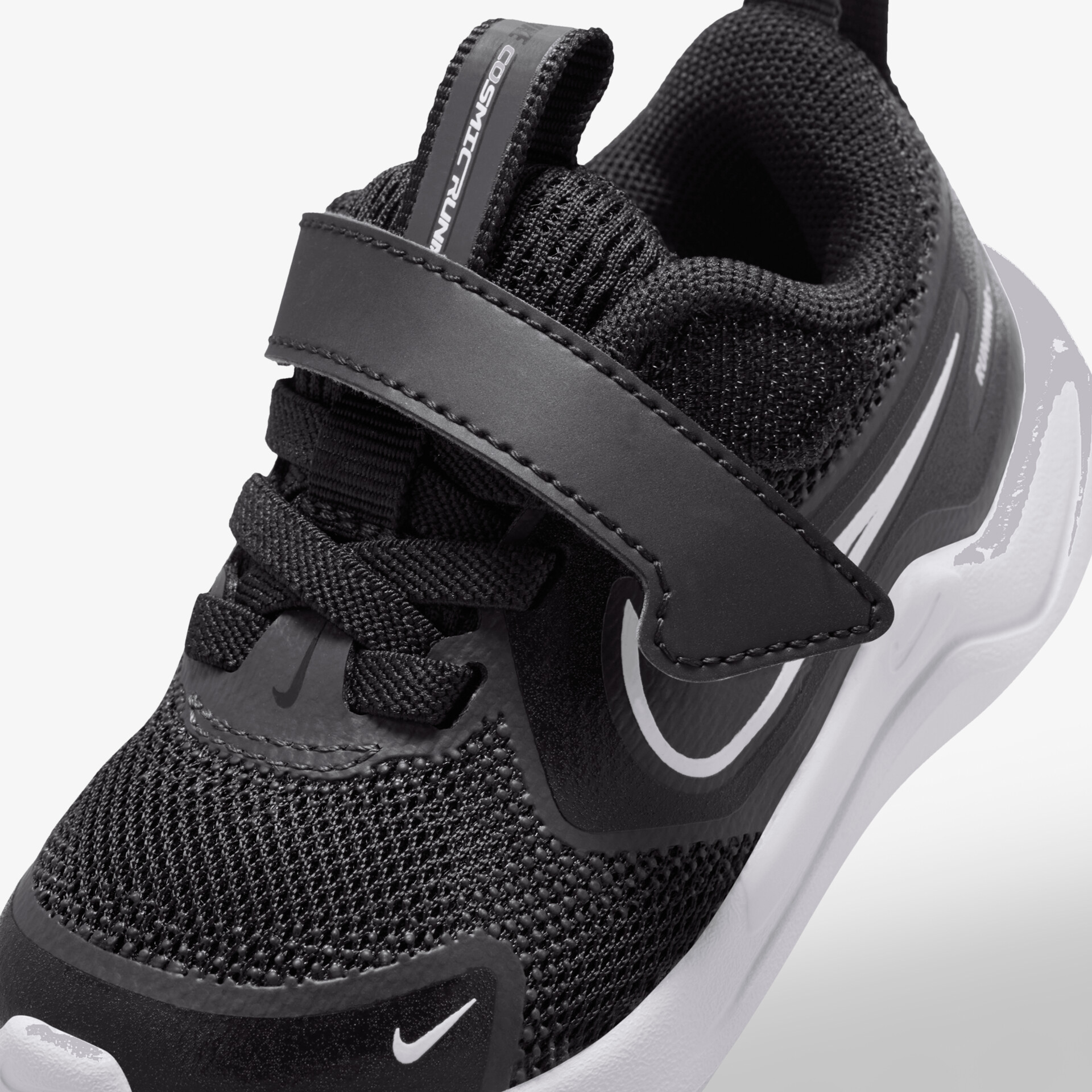 Detailaufnahme eines sportlichen Schuhs mit atmungsaktivem Material und verstellbarem Klettverschluss