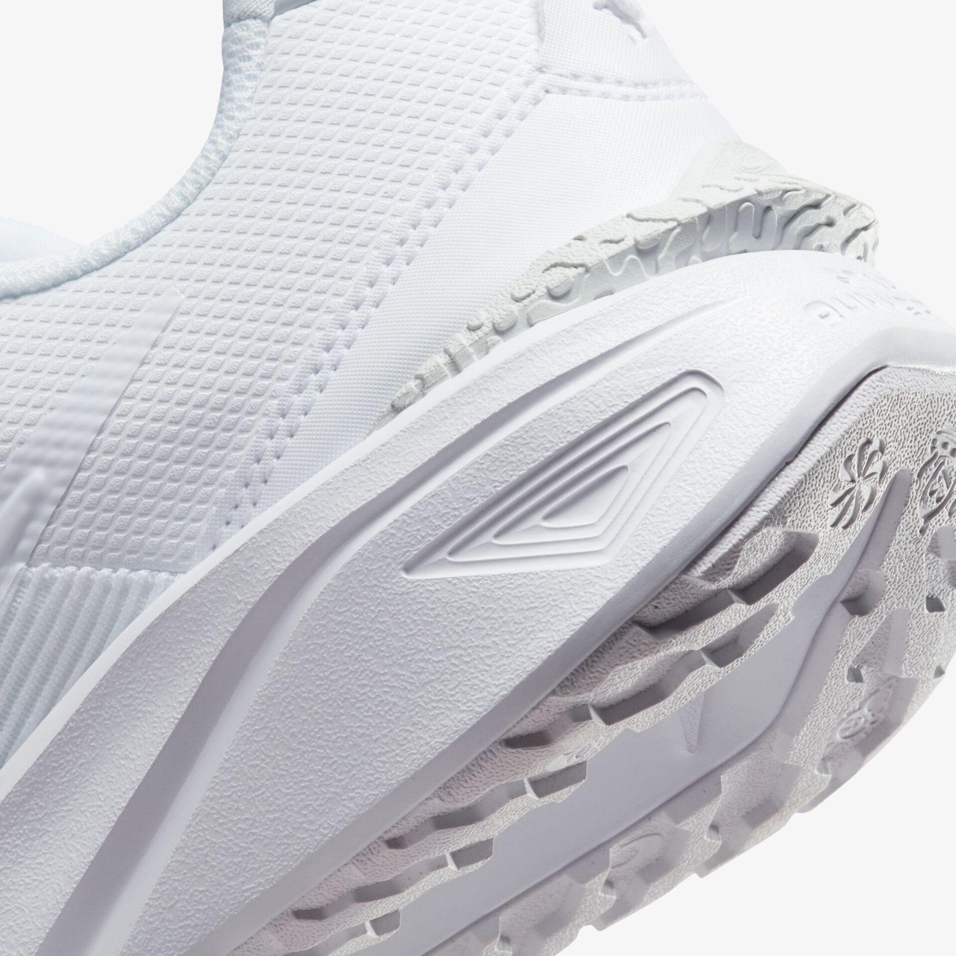 Detailaufnahme eines weißen Sportschuhs mit robuster Sohle für optimalen Halt und Komfort.