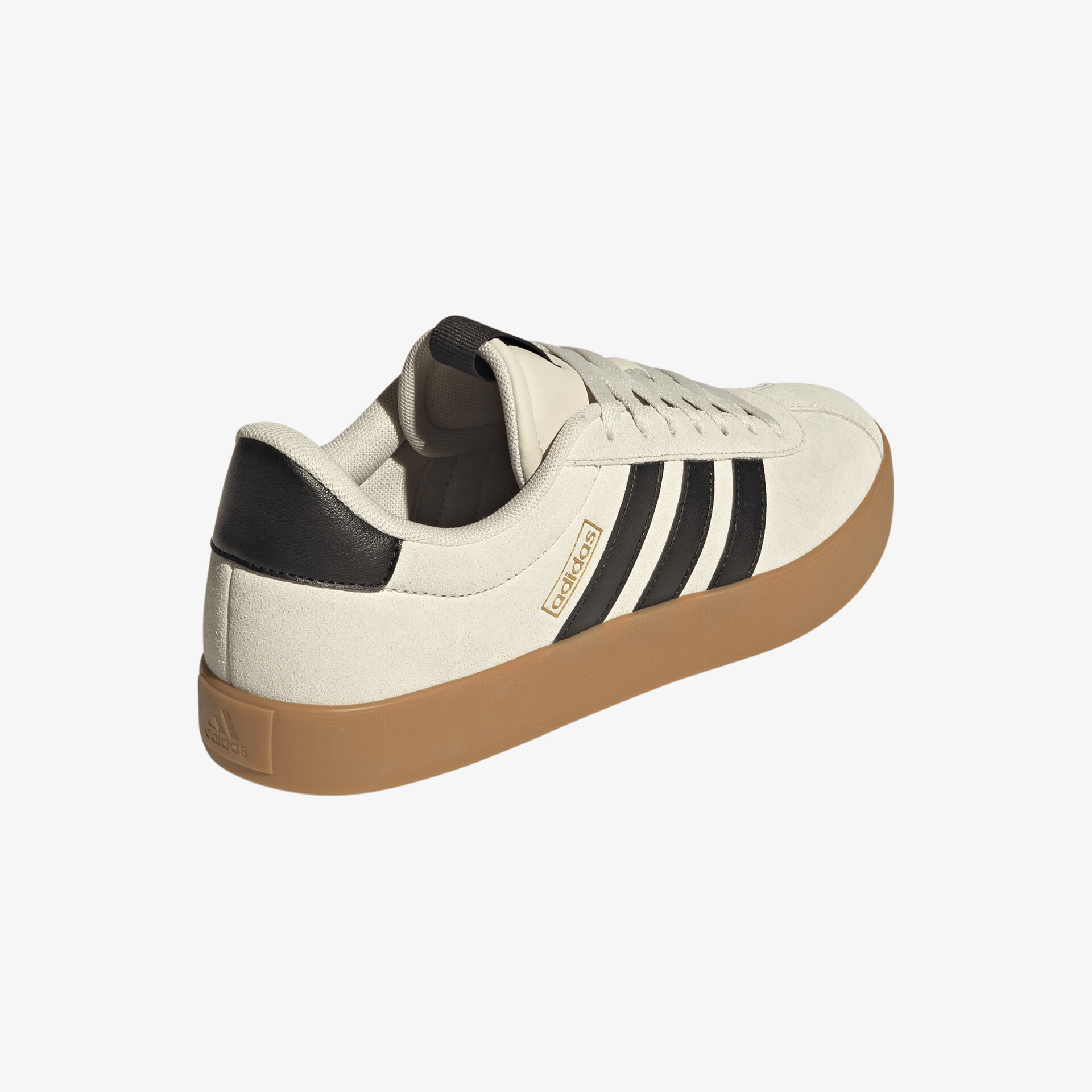 Beiger Sneaker mit dunklen Akzenten und Gummisohle, seitliche Ansicht, modernes und sportliches Design