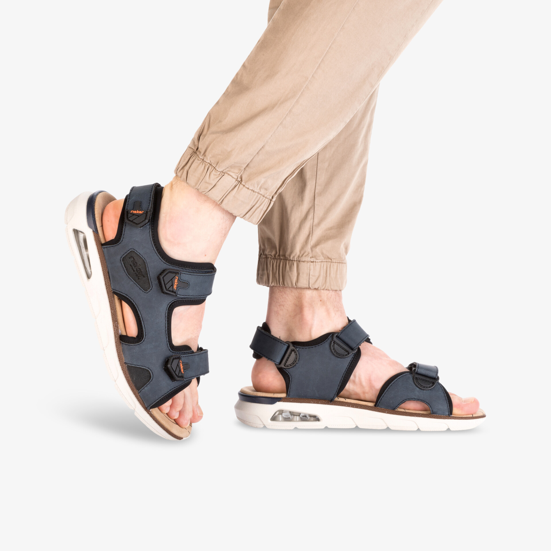 Leichte, komfortable Sandalen mit verstellbaren Klettverschlüssen und rutschfester Sohle, seitlich getragen am Fuß