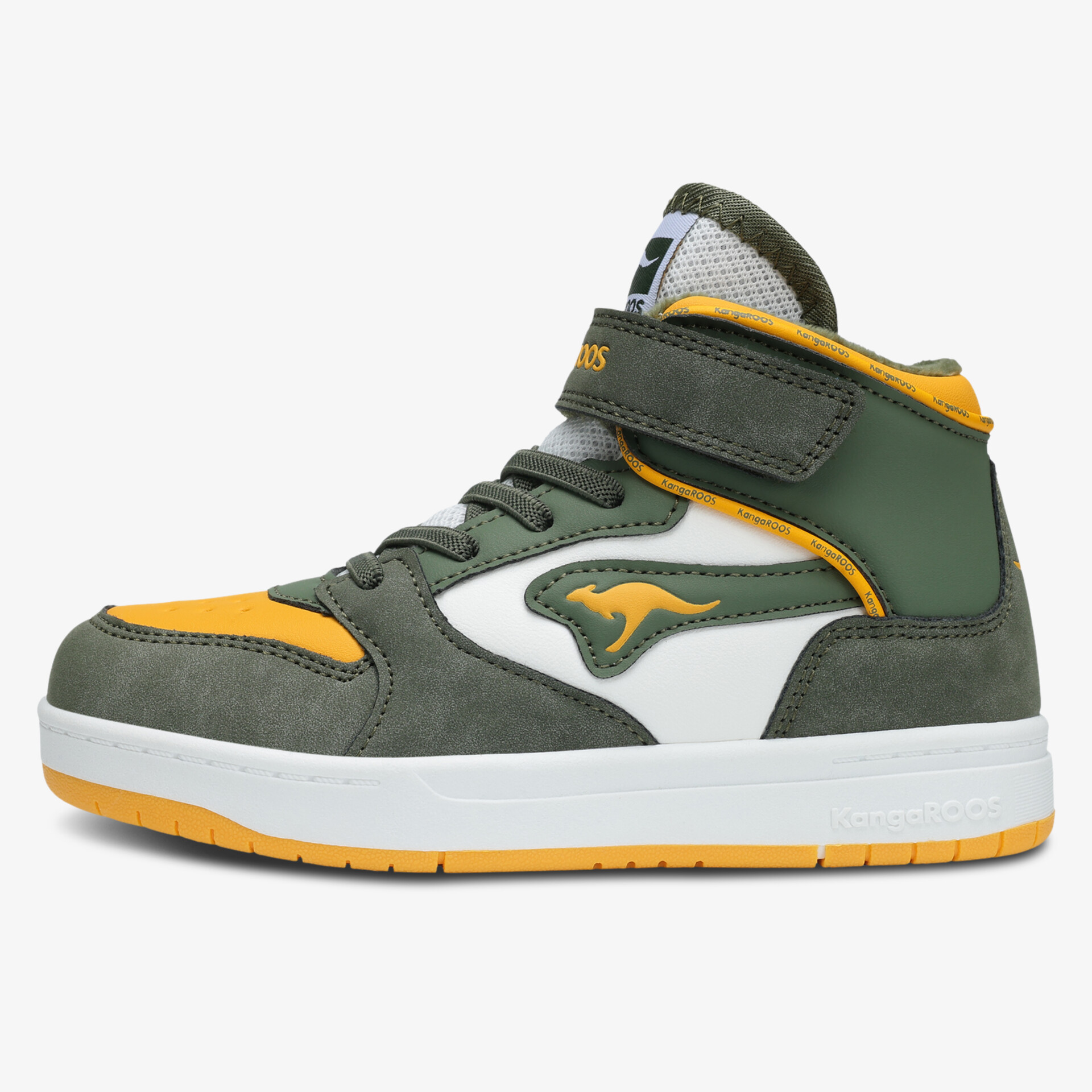 Seitliche Ansicht eines robusten hohen Sneakers mit stabiler Schnürung und kontrastierenden gelb-grünen Elementen