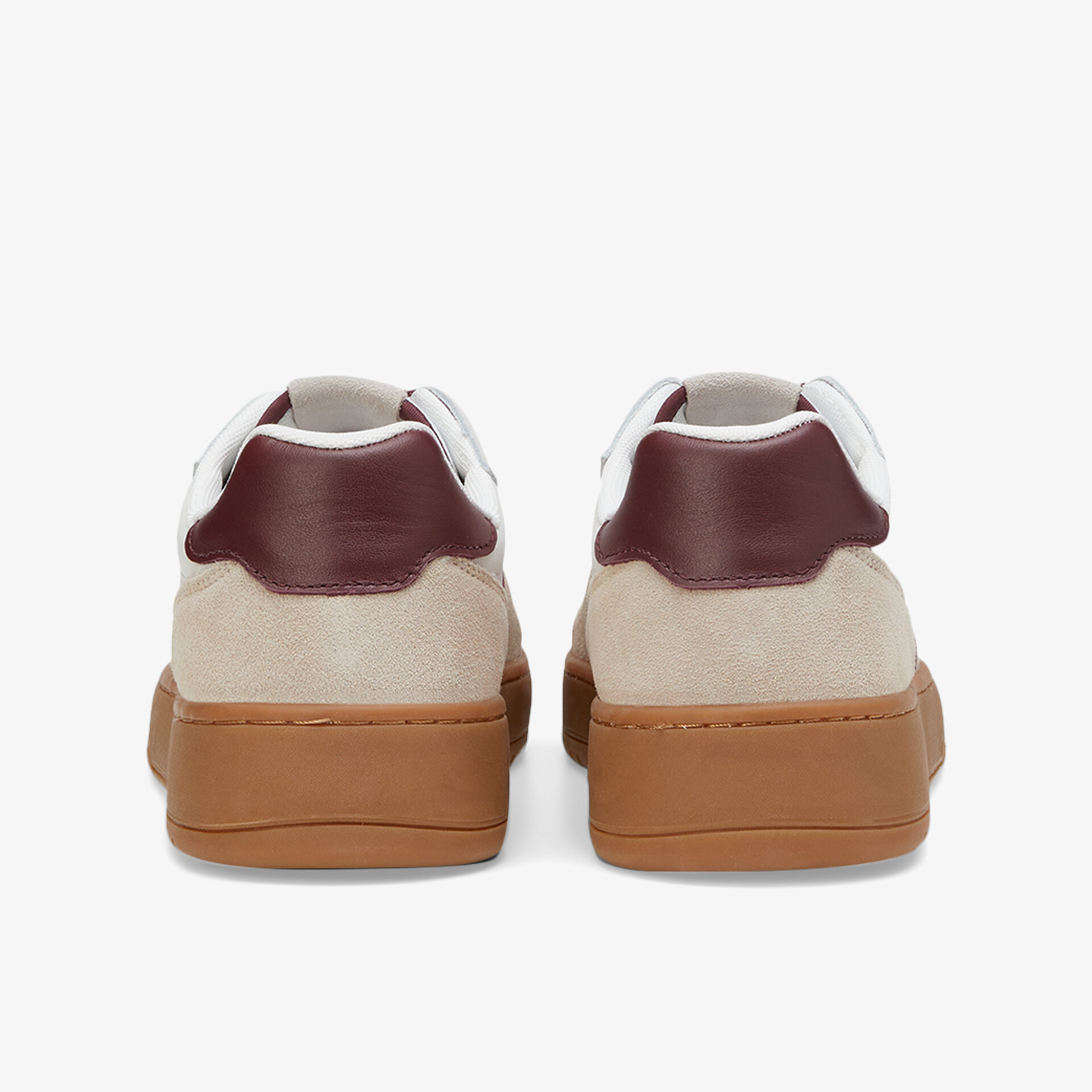 Stylische Turnschuhe mit robusten Lederakzenten und rutschfester Sohle, ideal für vielfältige Einsatzmöglichkeiten.