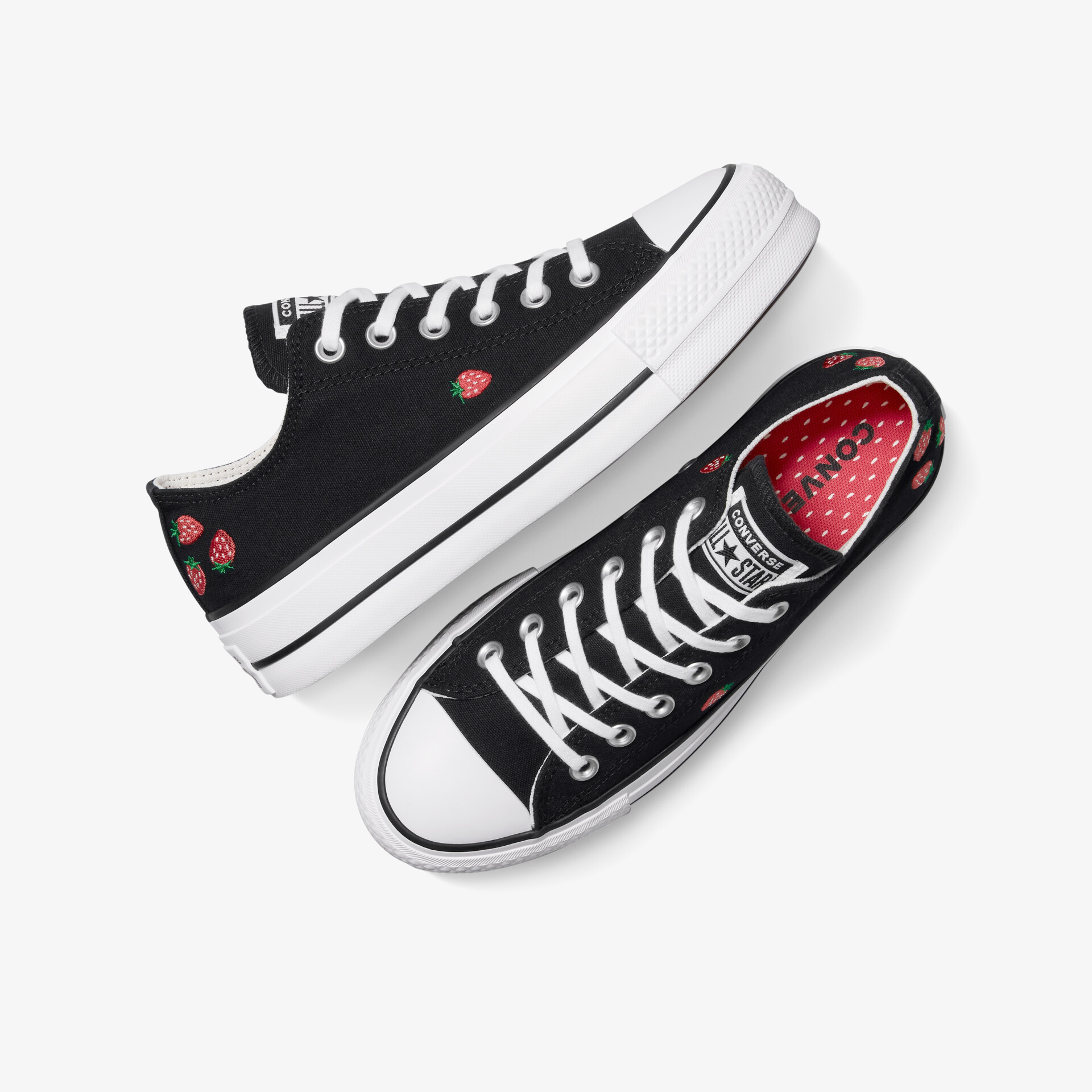 Schwarze Sneaker mit weißer Sohle und Schnürsenkeln, bequem und modisch für den Alltag