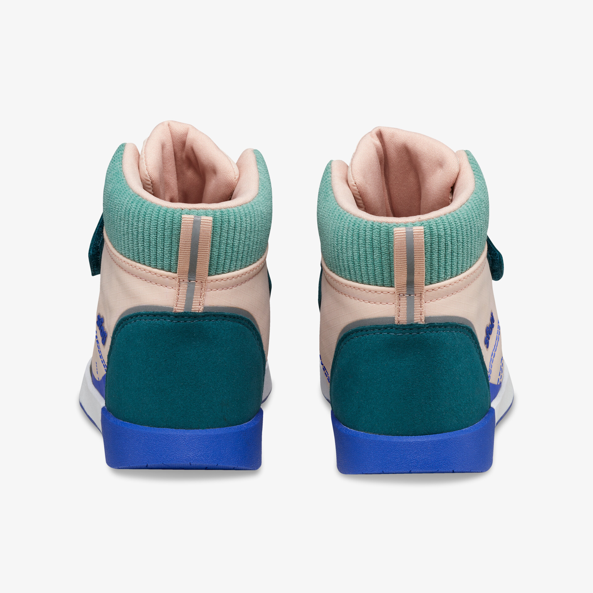 Modische High-Top-Sneaker in Pastellfarben mit bequemer Passform und robustem Design für optimalen Tragekomfort.