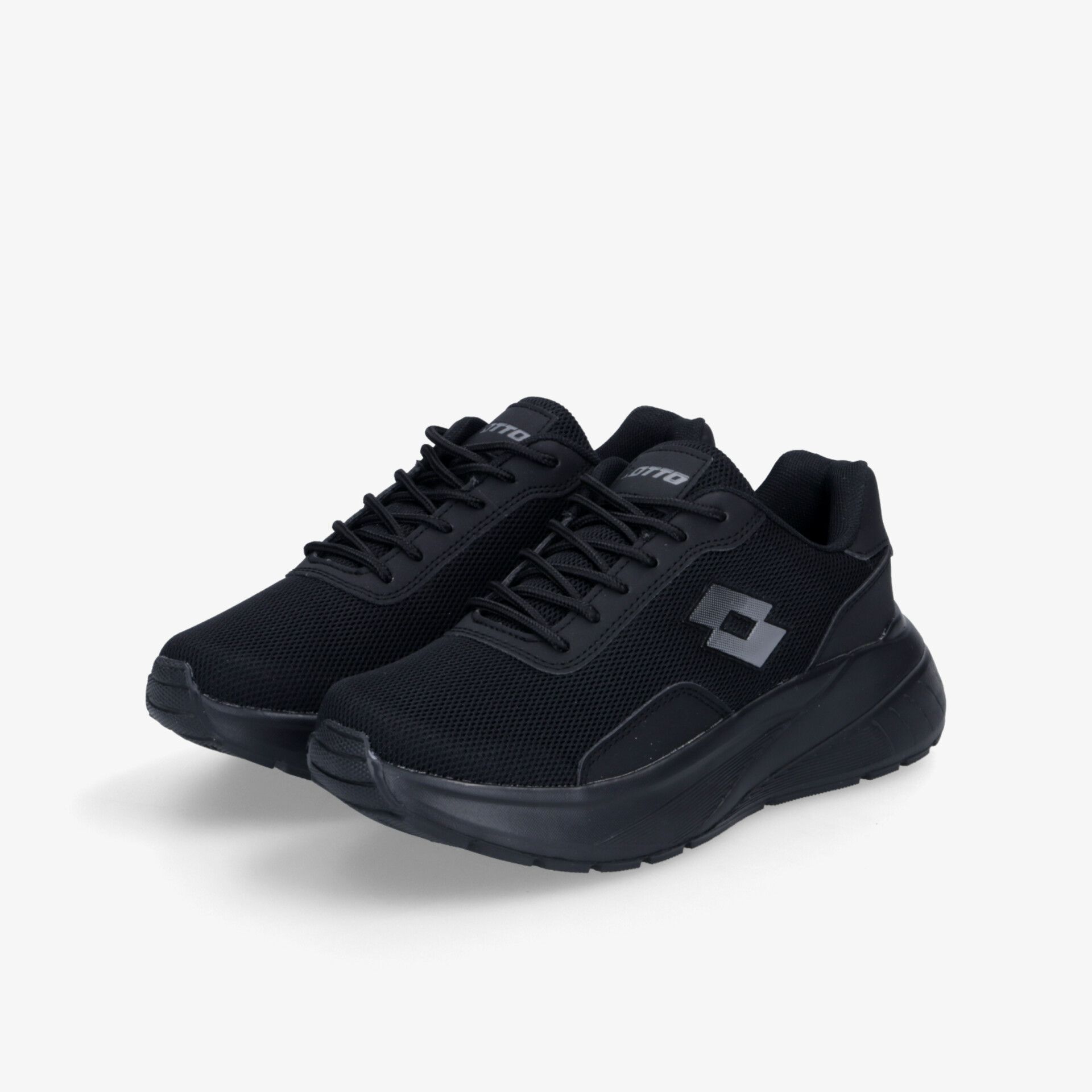 Schwarze Sneaker mit modernem, sportlichem Design und bequemer, leichter Sohle in seitlicher 3/4-Ansicht