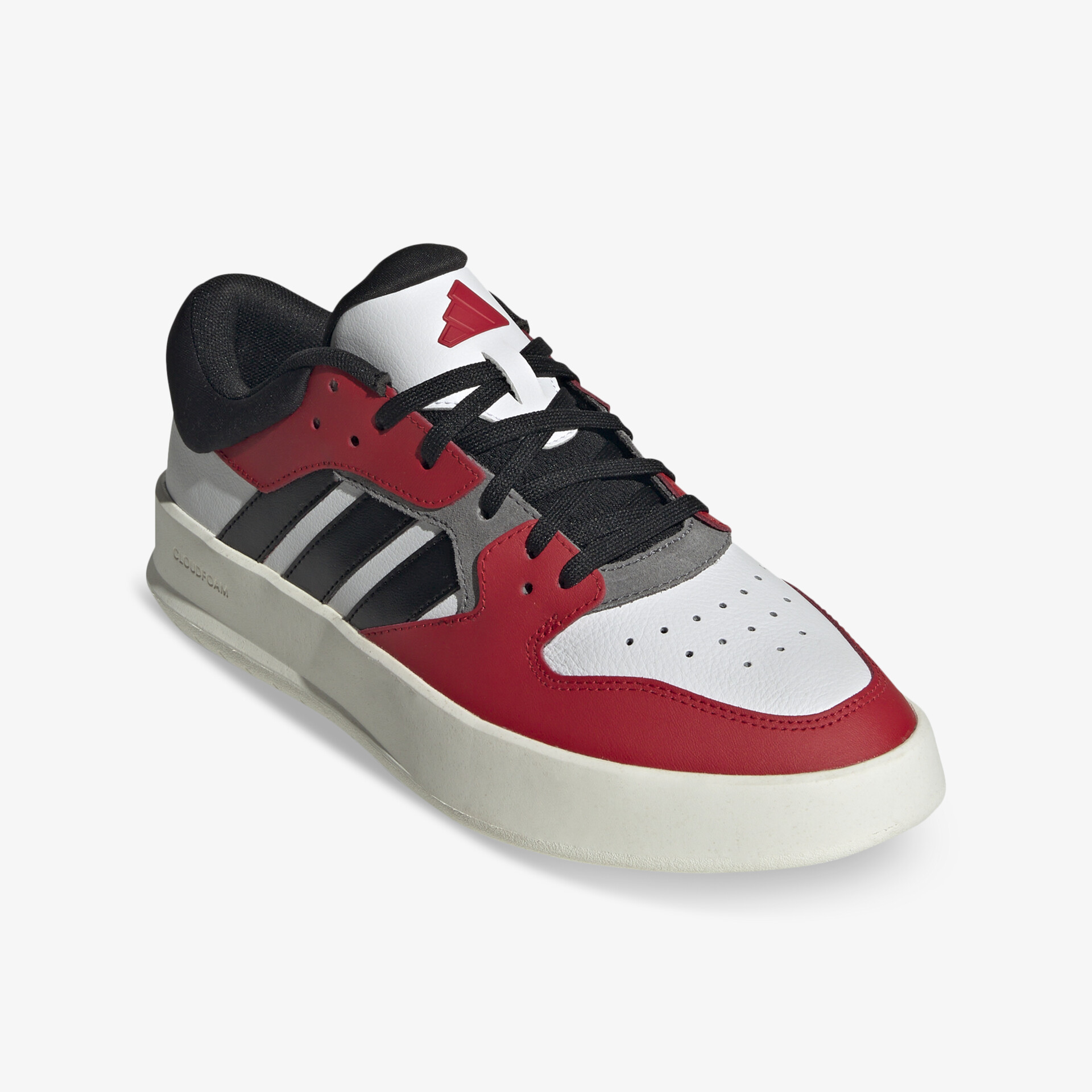 Moderner Sportschuh in Rot-Weiß mit atmungsaktivem Obermaterial und stoßdämpfender Gummisohle in schräger Frontansicht