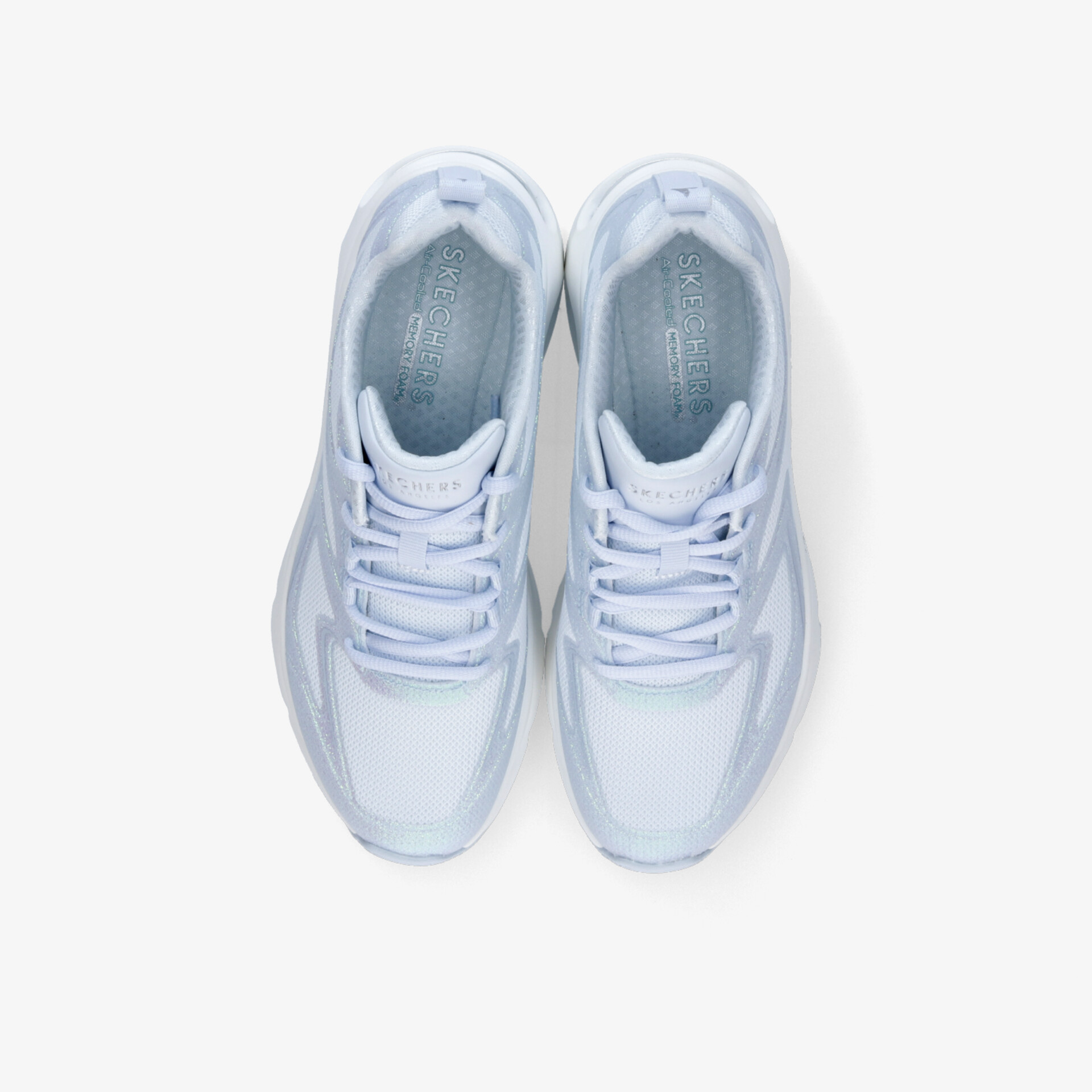 Weißes Sportschuhpaar in Draufsicht, leicht gepolstert und atmungsaktiv mit flexibler rutschfester Sohle