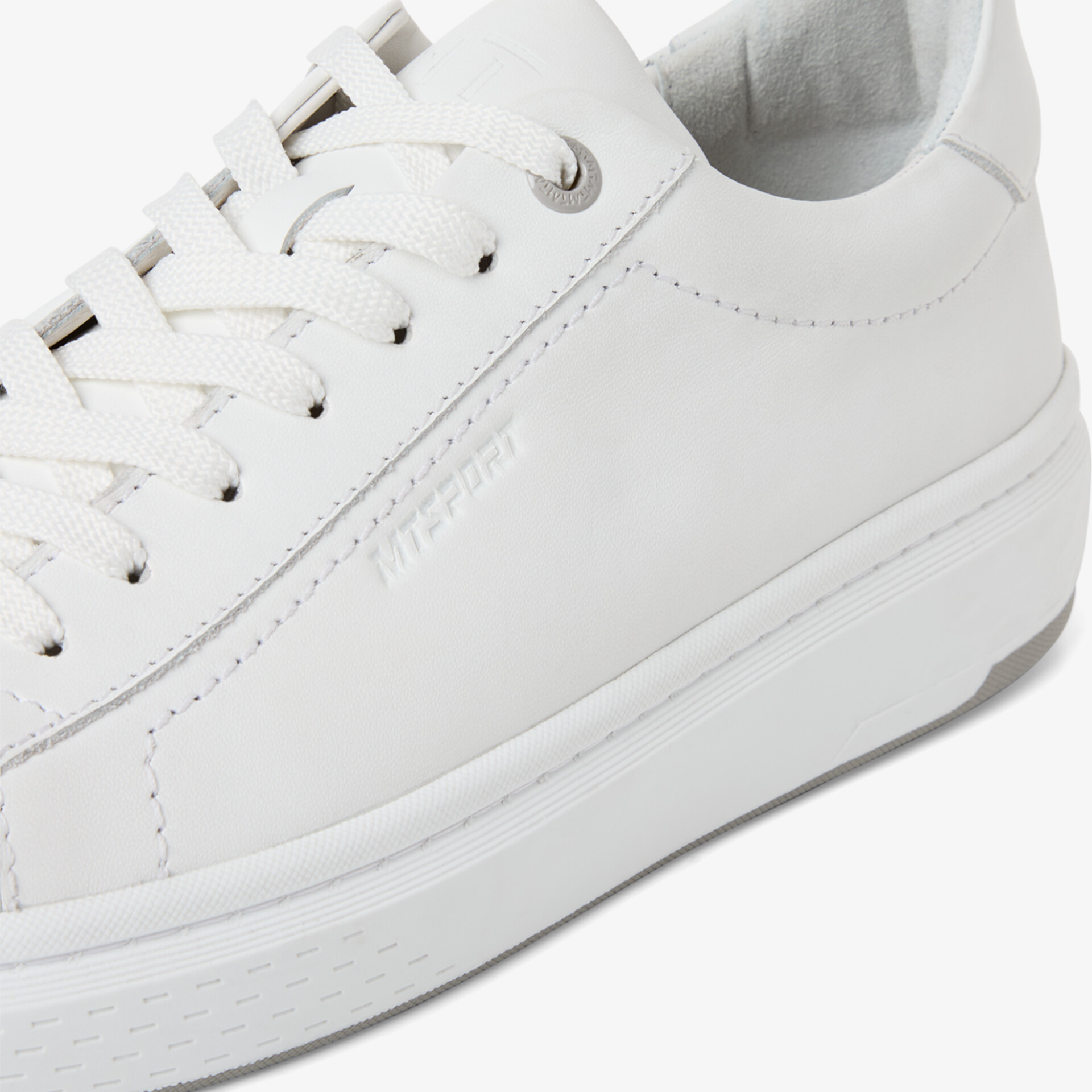 Weißer Sneaker aus glattem Leder mit klassischen Schnürsenkeln und bequemer Sohle