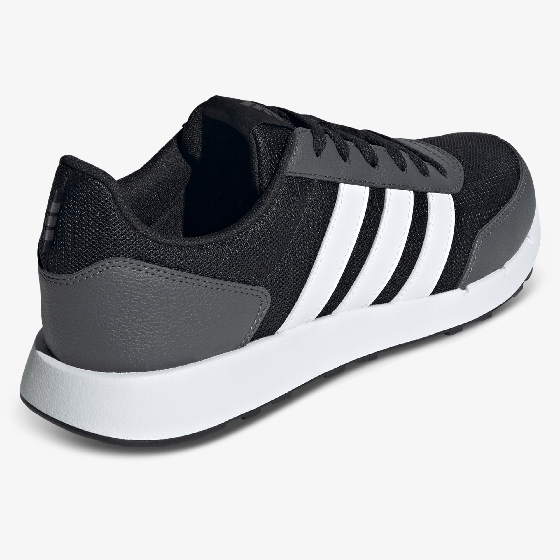 Seitliche Ansicht eines sportlichen, bequemen und robusten Sneakers mit weißer Sohle und markanten weiß-schwarzen Streifen