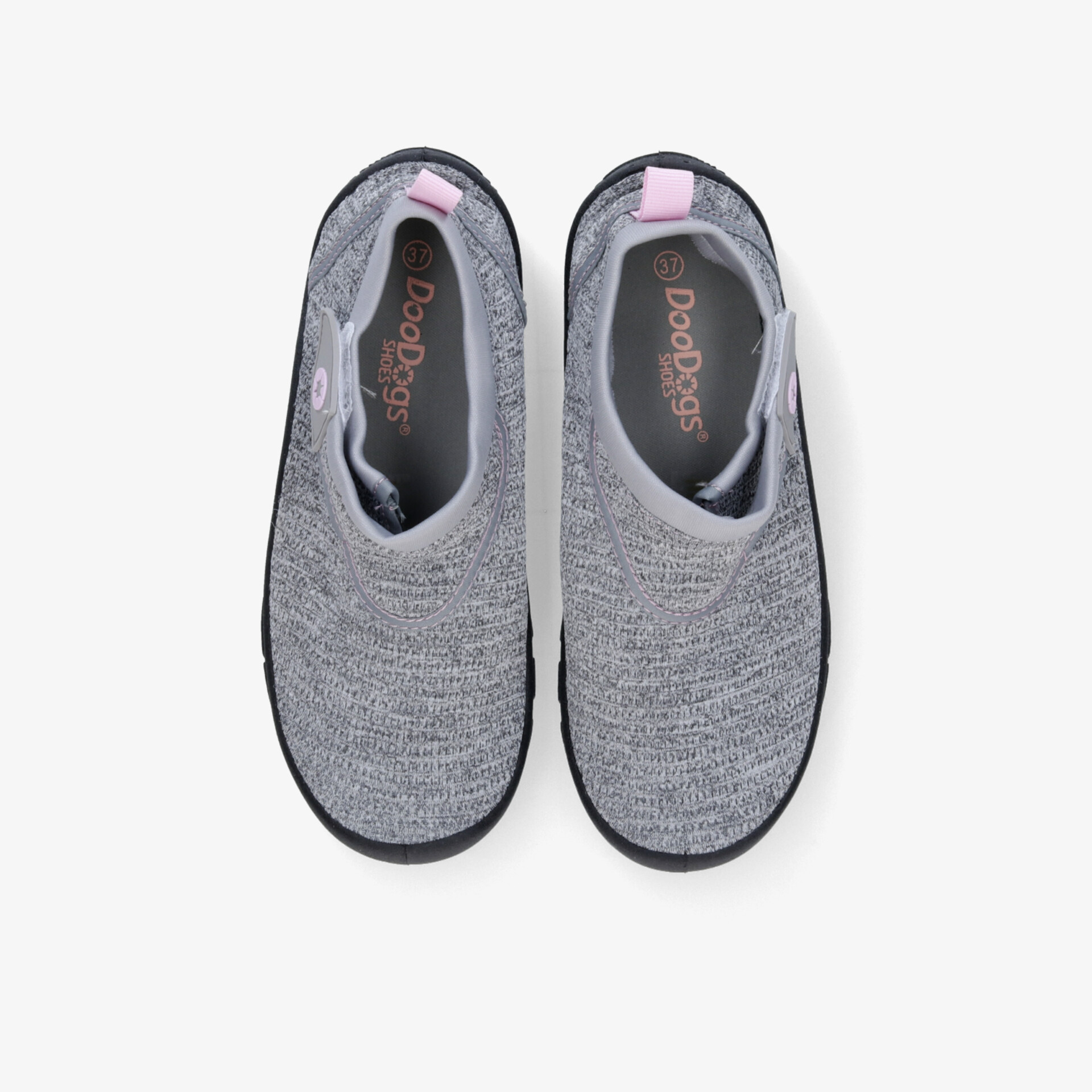 Bequemes graues Schuhpaar mit atmungsaktivem Material und leichter, rutschfester Sohle in Draufsicht