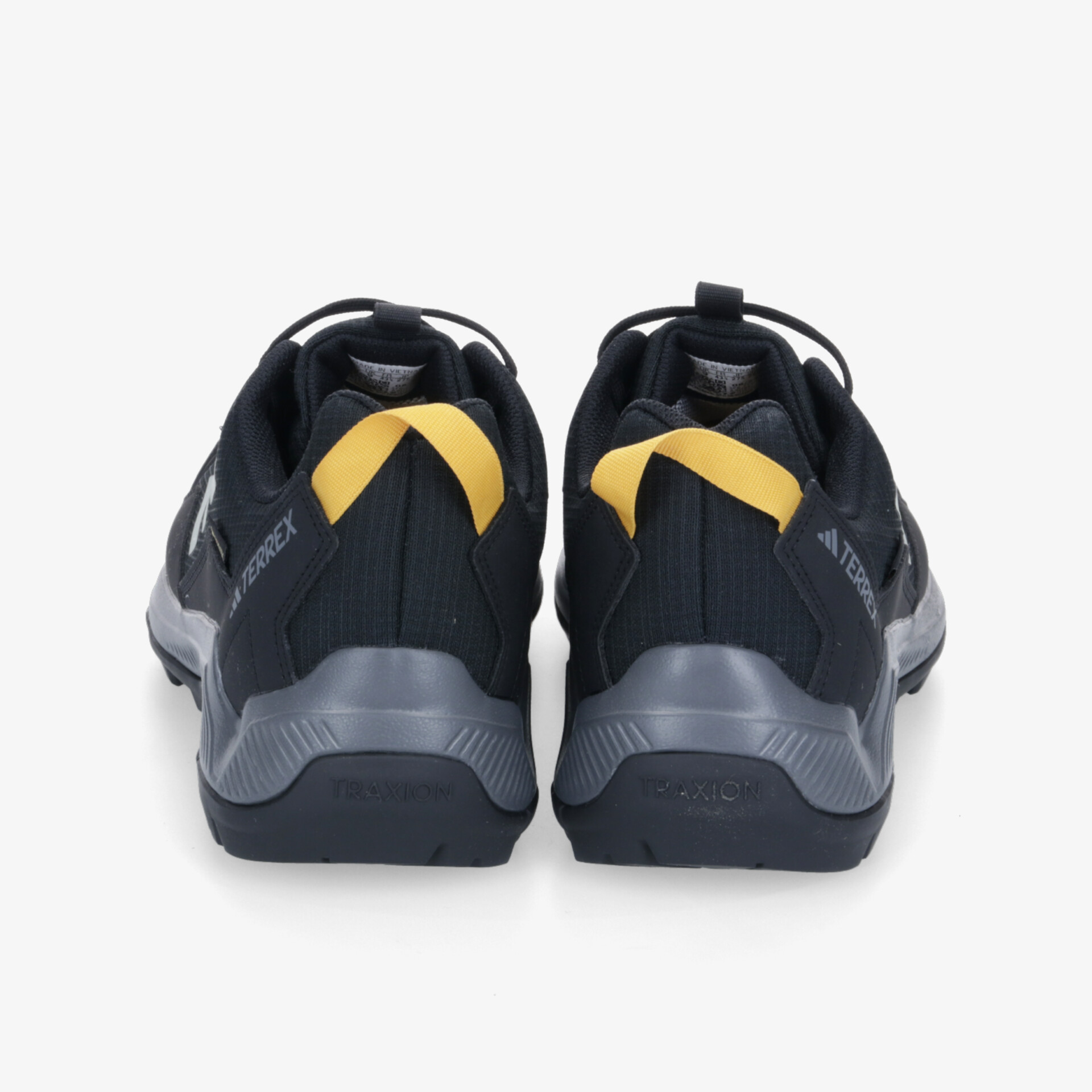 Rückansicht von schwarzen Sportschuhen mit gelben Akzenten, ideal für Sport und Freizeit.