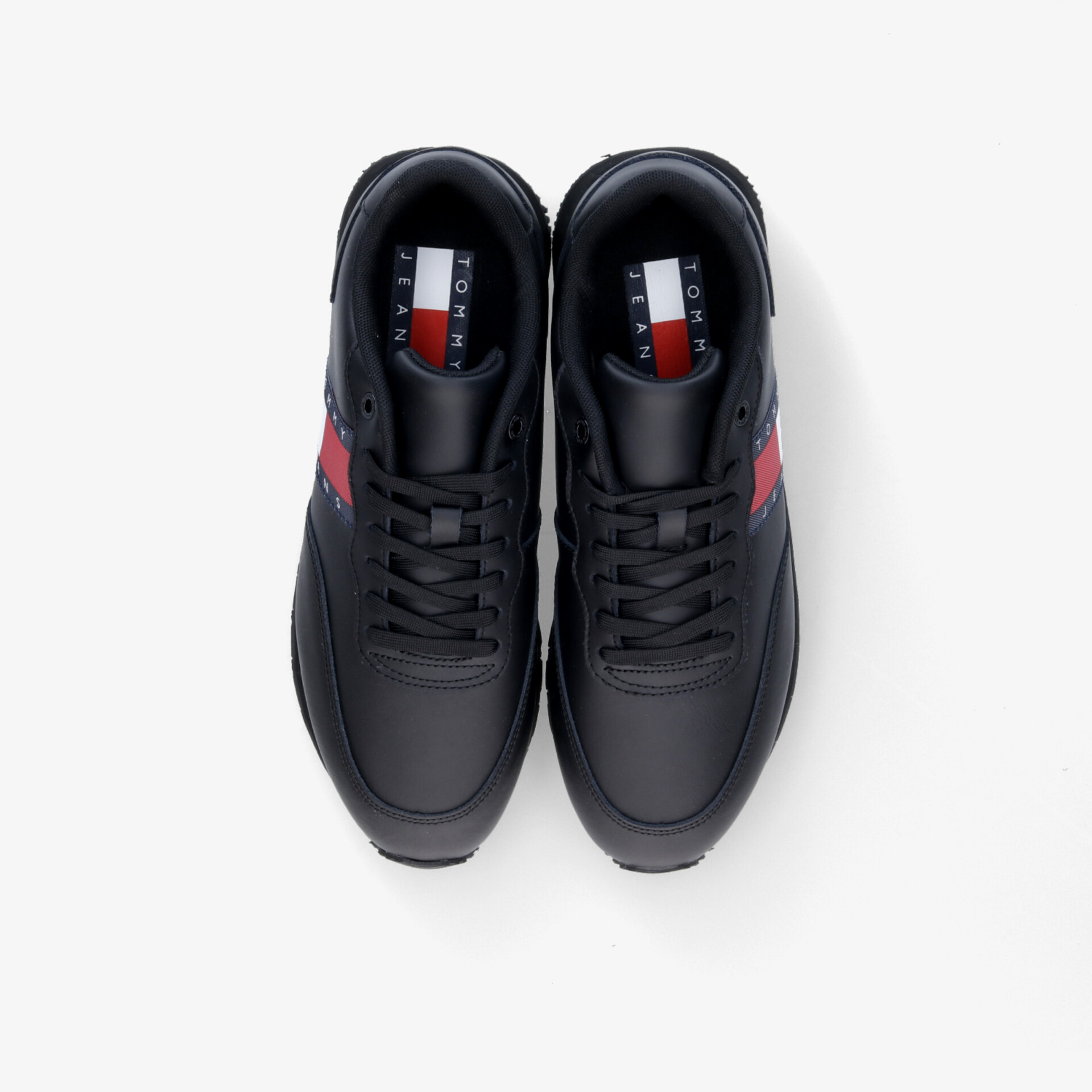 Schwarze Sneaker mit rotem Detail, gepolsterter Zunge und bequemer Schnürung, stabiler und sportlicher Schuh