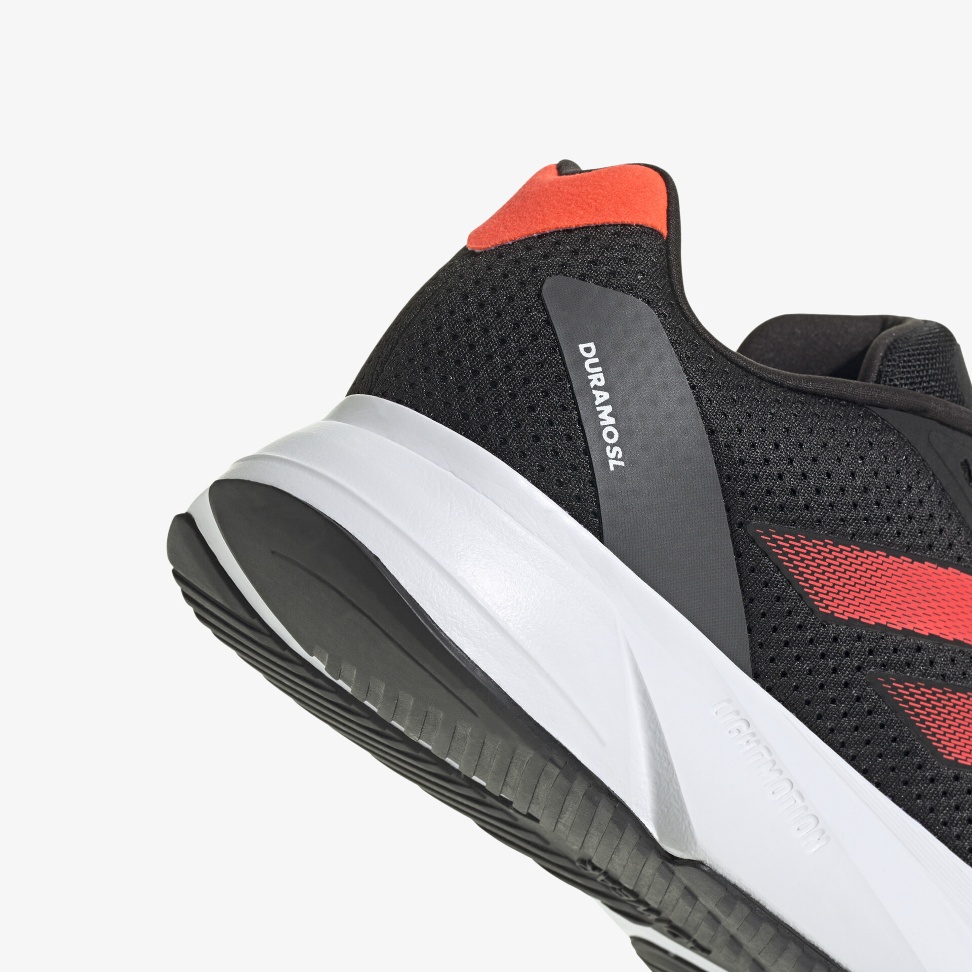 Detailaufnahme von sportlichem, leichtem Laufschuh mit atmungsaktivem Material und robuster Sohle