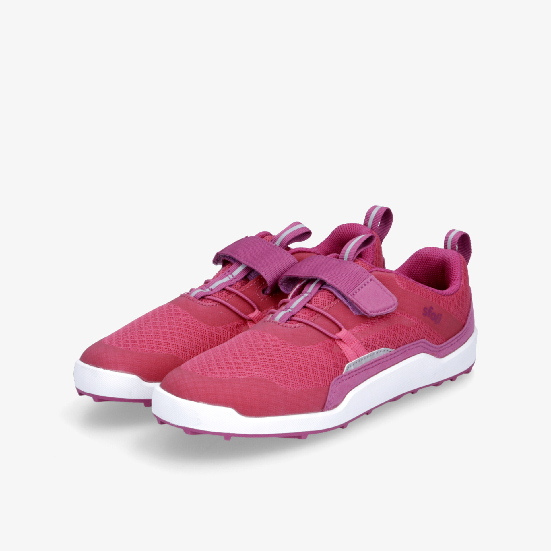 Sportliche rote Sneaker mit atmungsaktivem Mesh, rutschfester Sohle und bequemem Klettverschluss in schräger Frontansicht