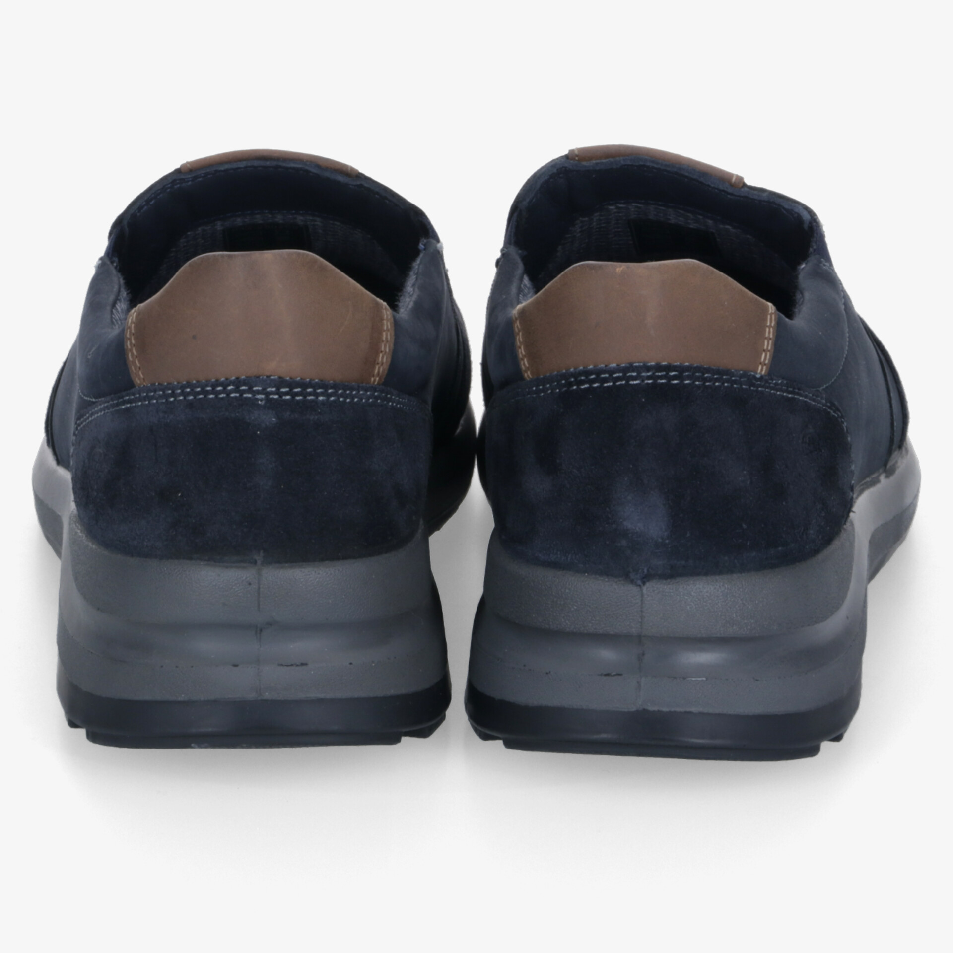 Rückansicht von sportlichen Schuhen mit robuster, rutschfester Sohle und hochwertiger Verarbeitung in Blau