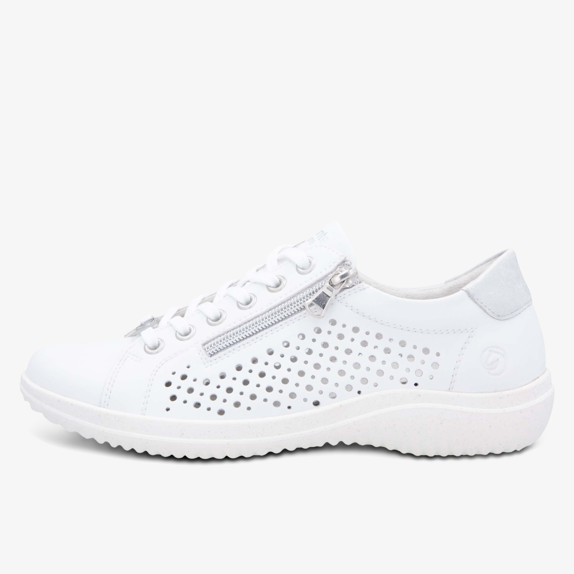 seitliche Ansicht eines weißen komfortablen Lederschuhs mit atmungsaktiven Perforationen und Reißverschluss