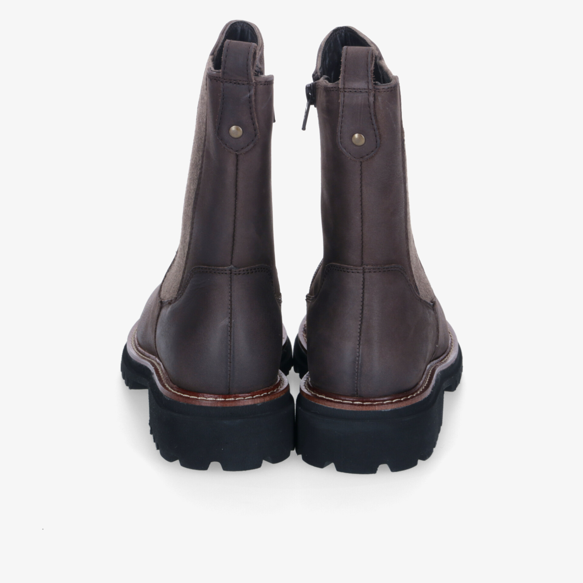 Elegante braune Lederstiefeletten mit robuster Sohle und praktischem Reißverschluss für stilvollen Komfort.