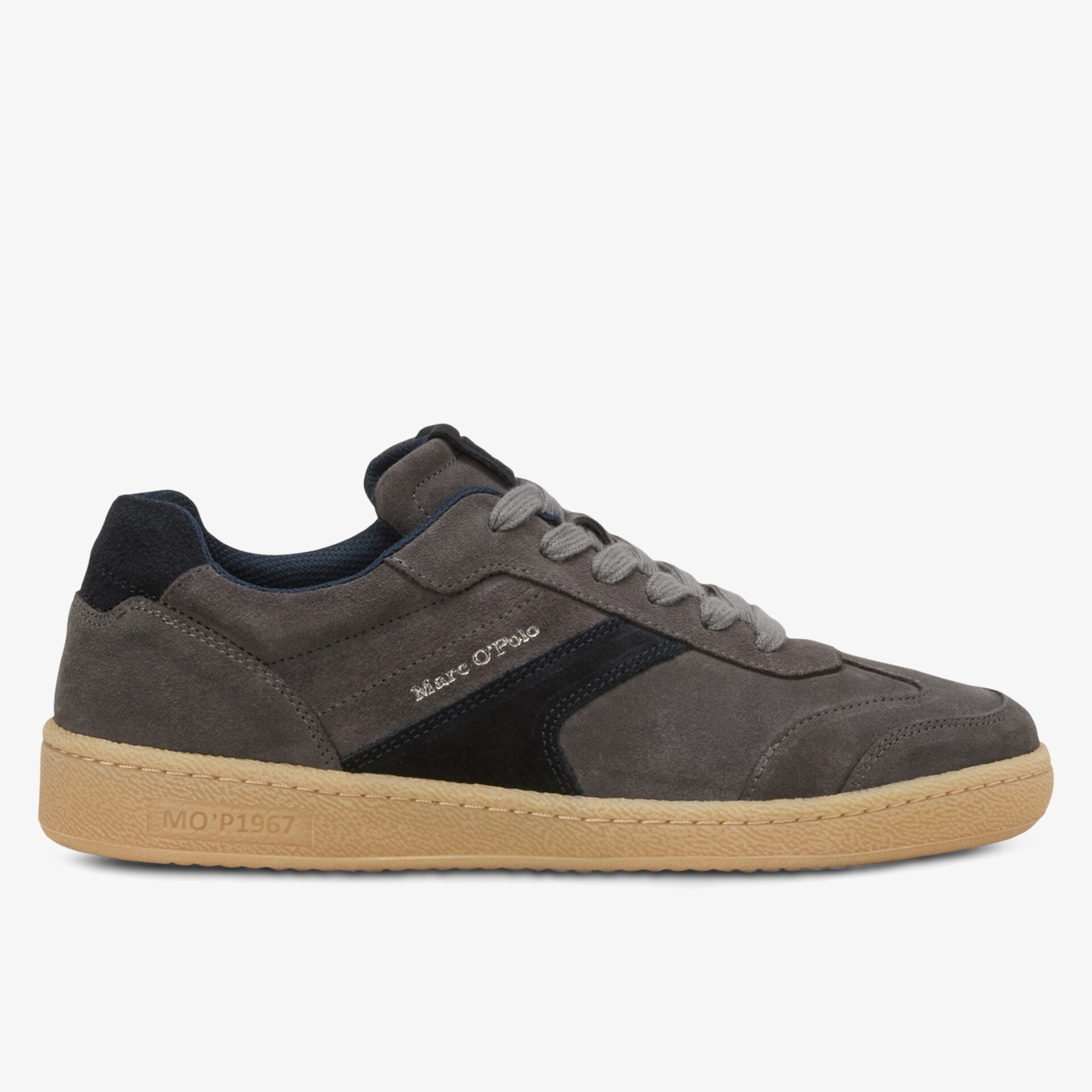 Grauer Sneaker aus Wildleder mit schwarzem Detail und beiger Gummisohle, seitliche Ansicht, sportlicher Stil