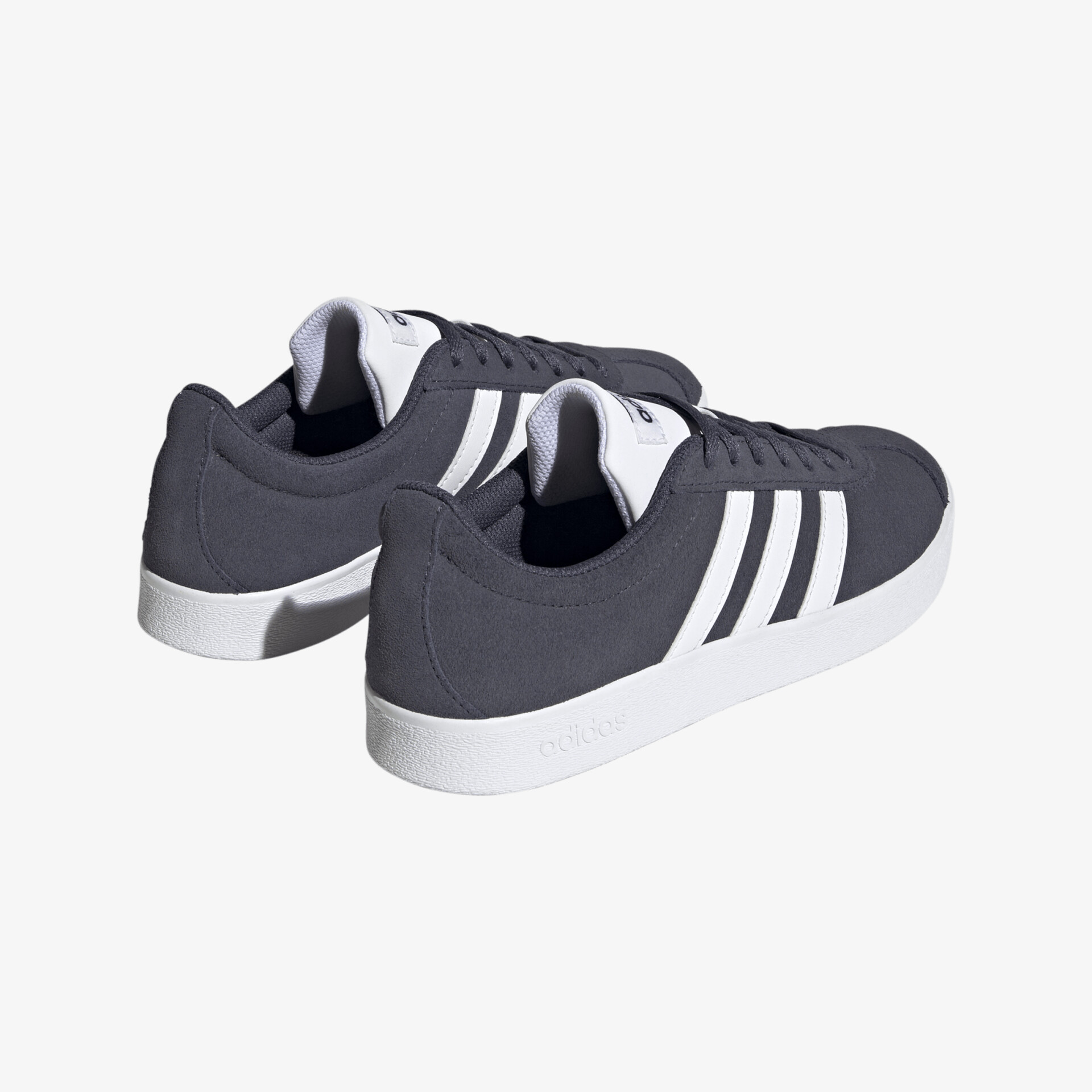 Schwarze Sneaker mit weißen Streifen, bequem und stylisch, ideal für Alltag und Freizeitaktivitäten.