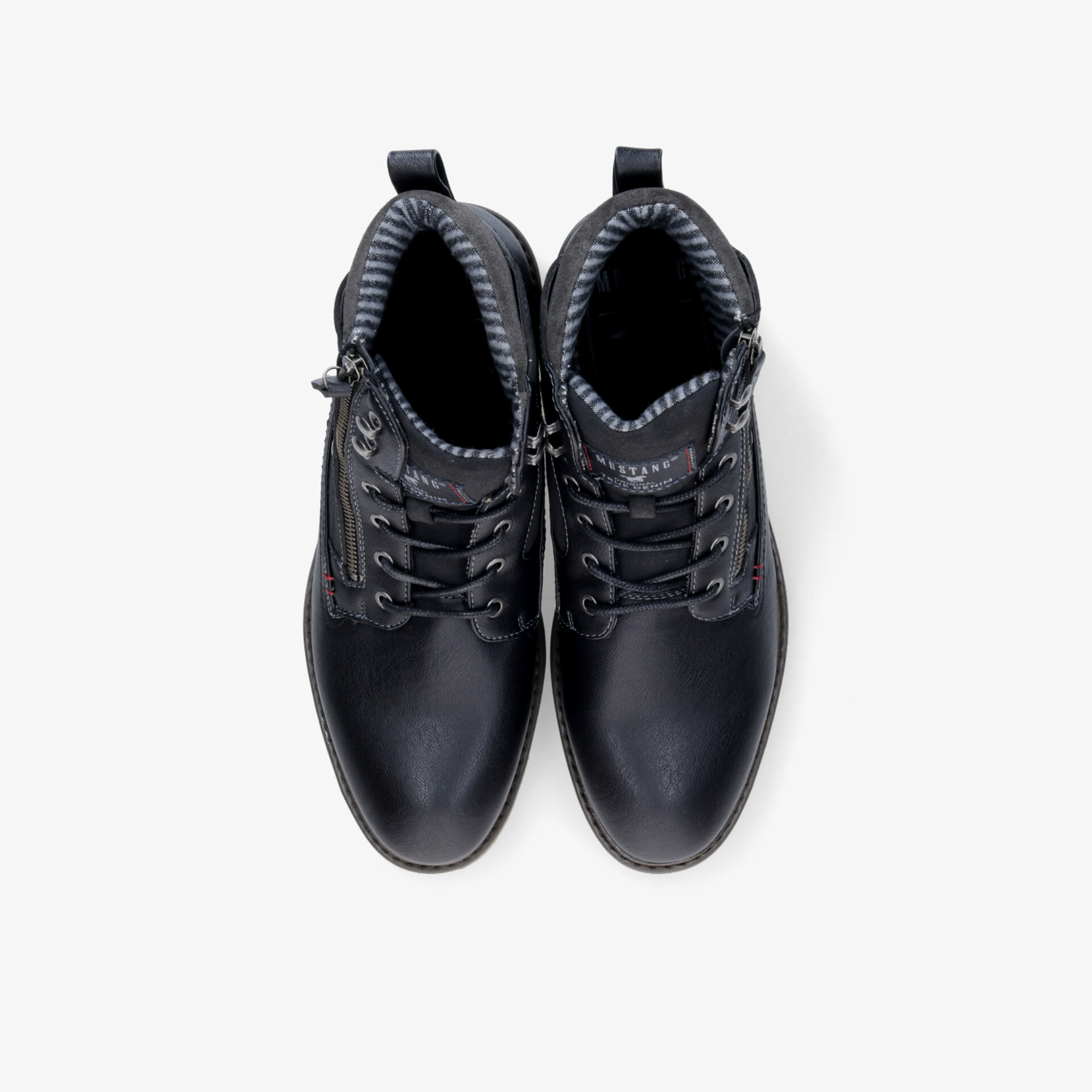 Robuste Sportschuhe mit gepolstertem Kragen und Schnürsenkeln in Draufsicht, leichter und komfortabler Schuh