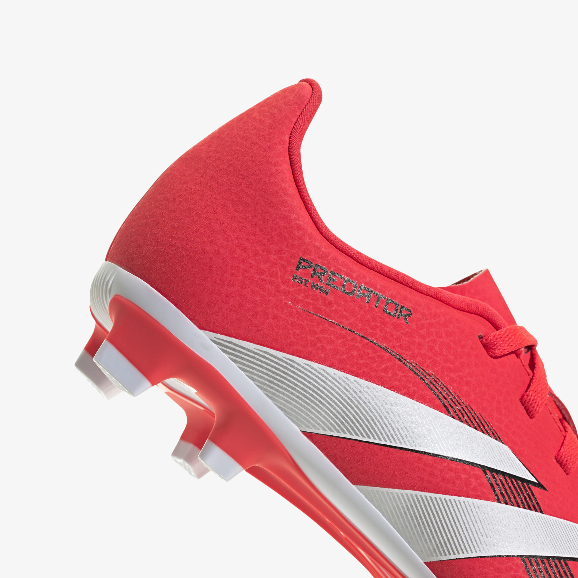 Roter Fußballschuh mit hochwertiger, griffiger Sohle und dynamischem Design für optimale Leistung