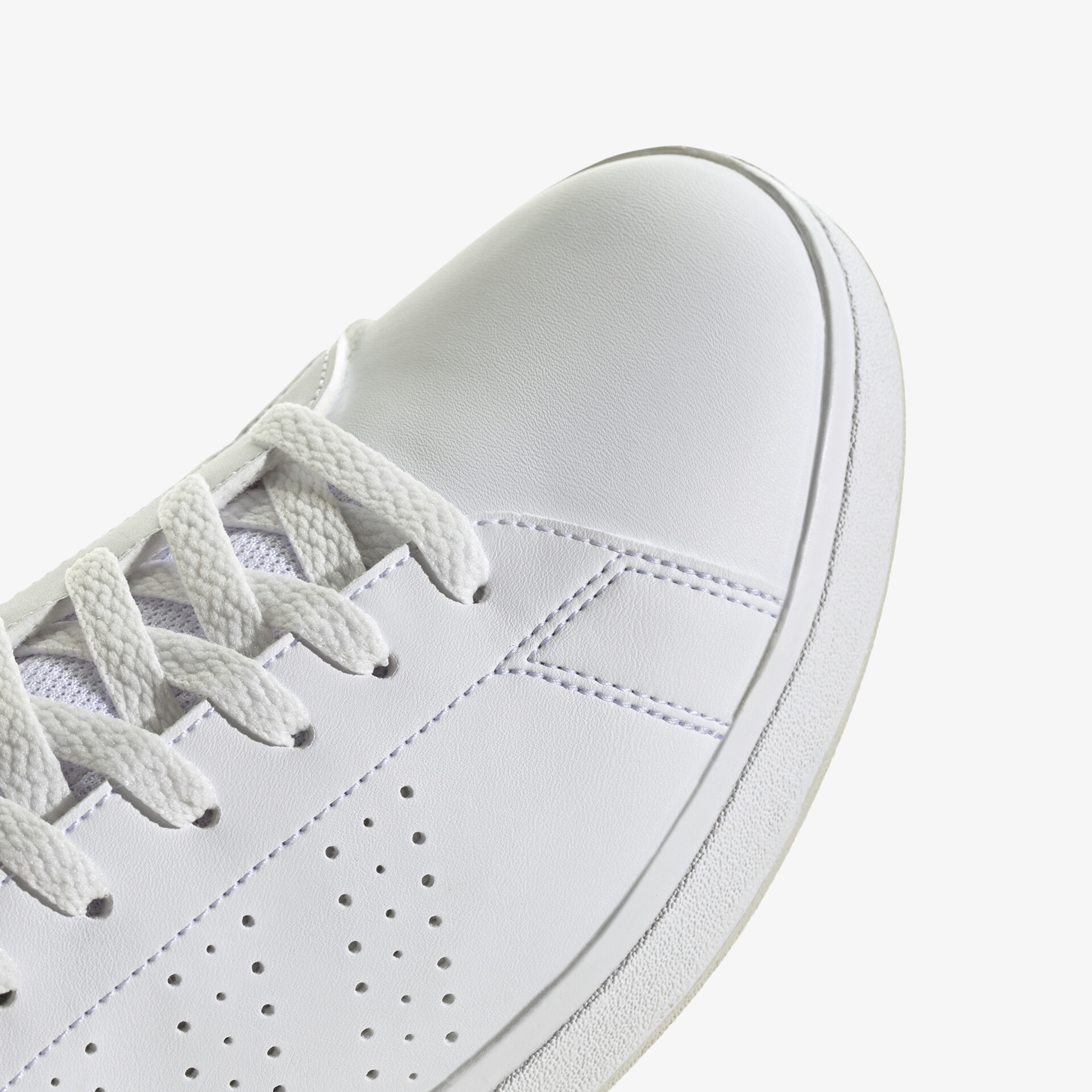 Zoom auf weißen Sneaker mit atmungsaktivem Material und feiner Nahtdetail, komfortabel und langlebig