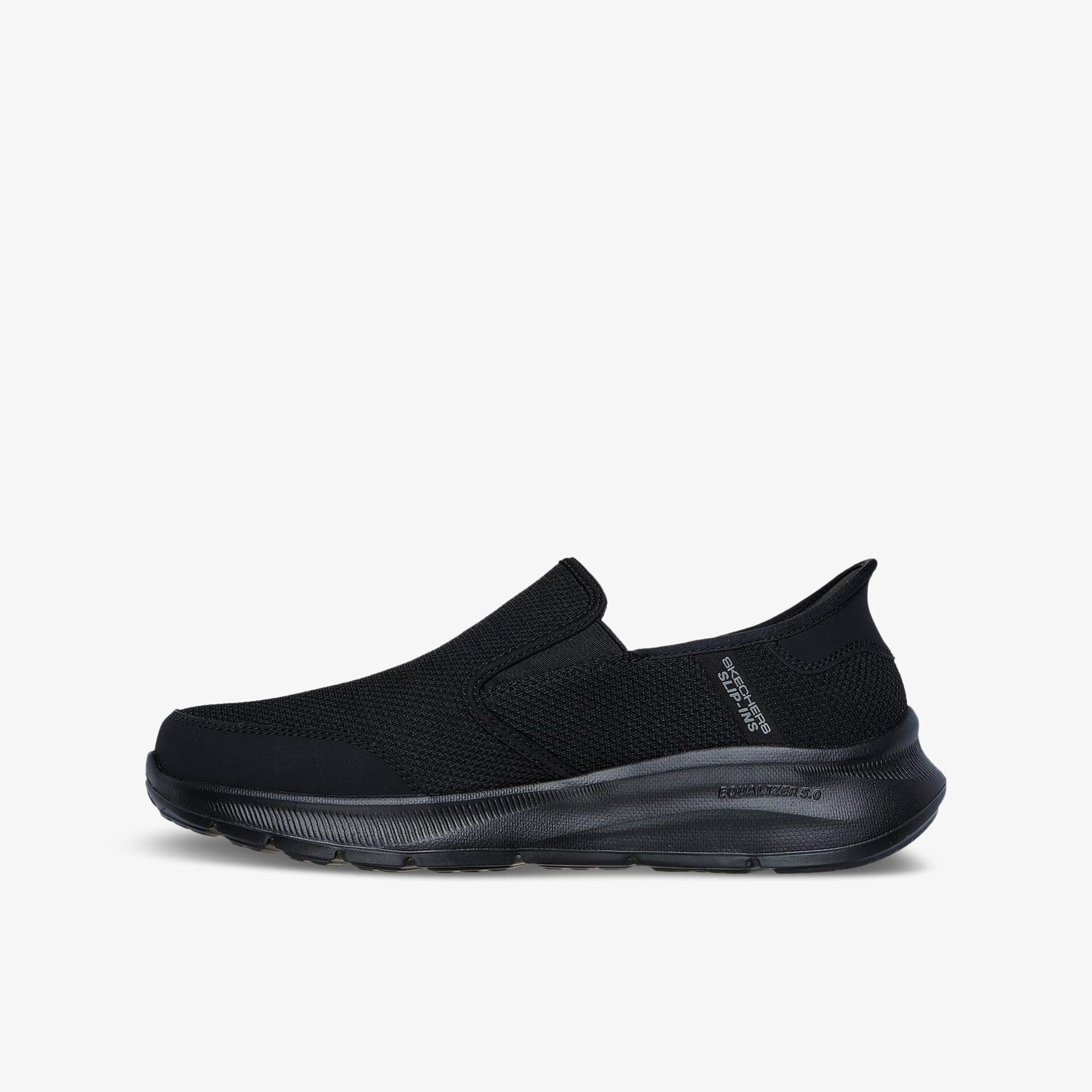 Schwarzer Slip-On Sneaker mit elastischem Obermaterial und robuster rutschfester Sohle, seitliche Ansicht