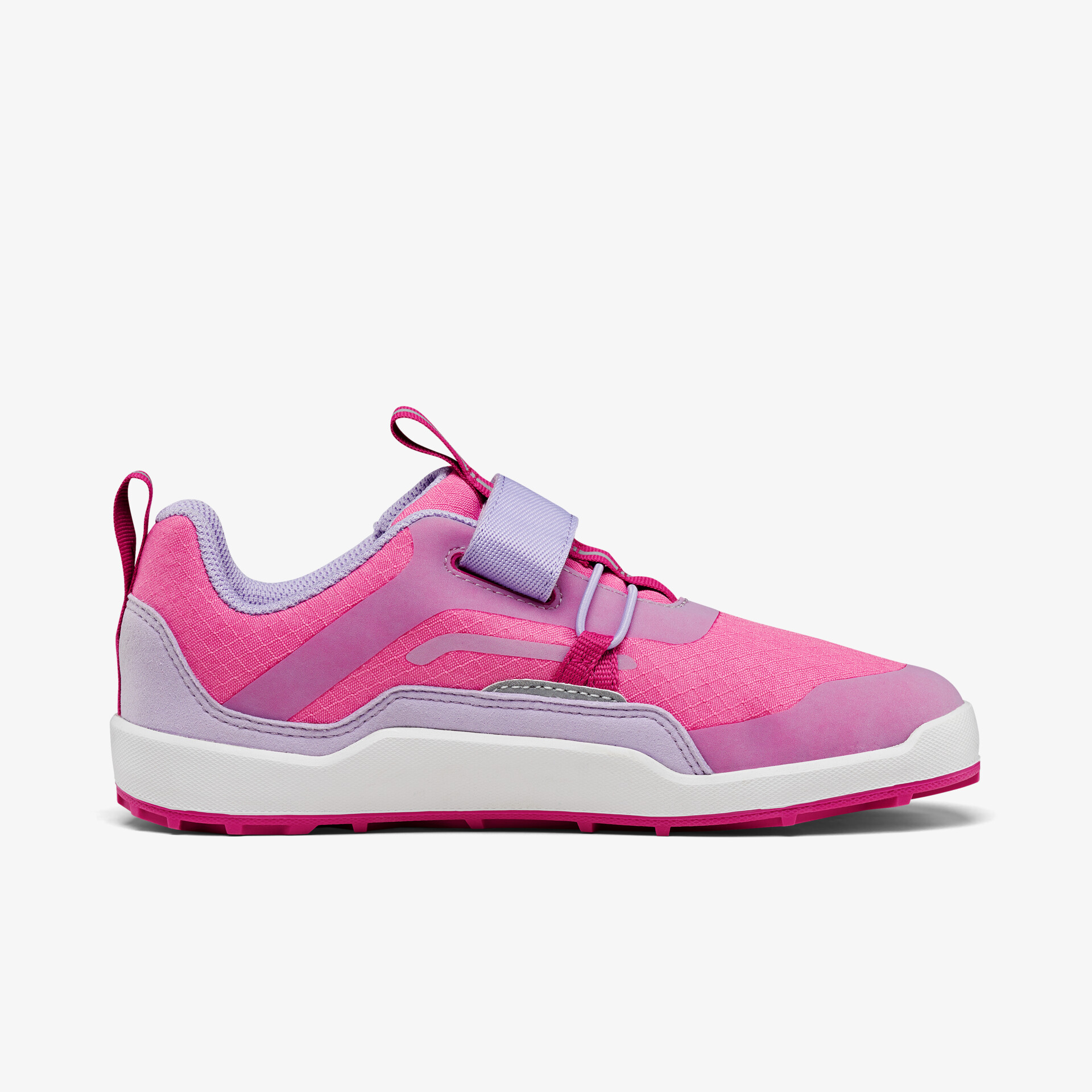 Leichter pinkfarbener Sportschuh mit robuster Außensohle und bequemer, starker Passform in klarer Seitenansicht