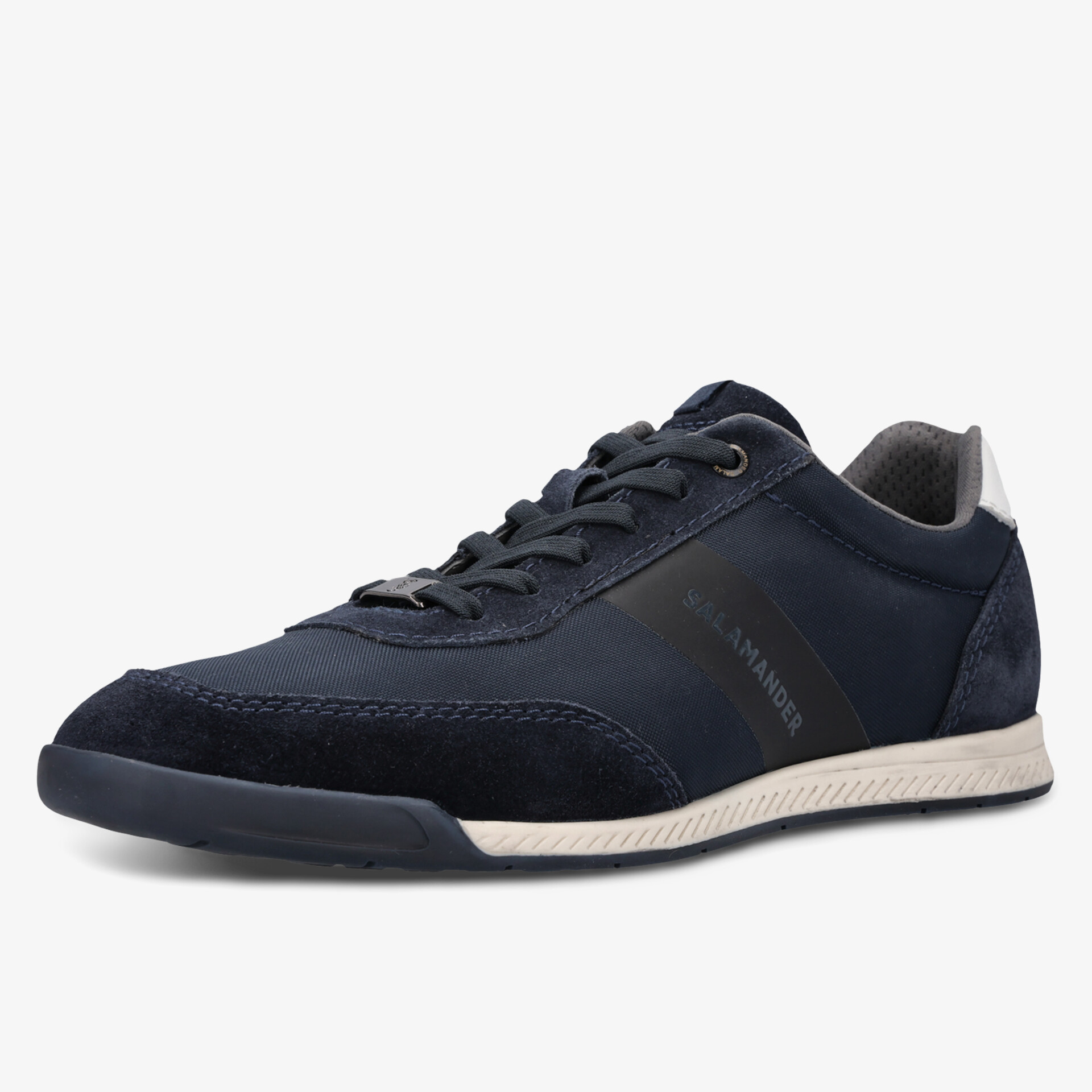 Moderner Schuh mit sportlichem Design und komfortabler Passform in dunkler Farbe.