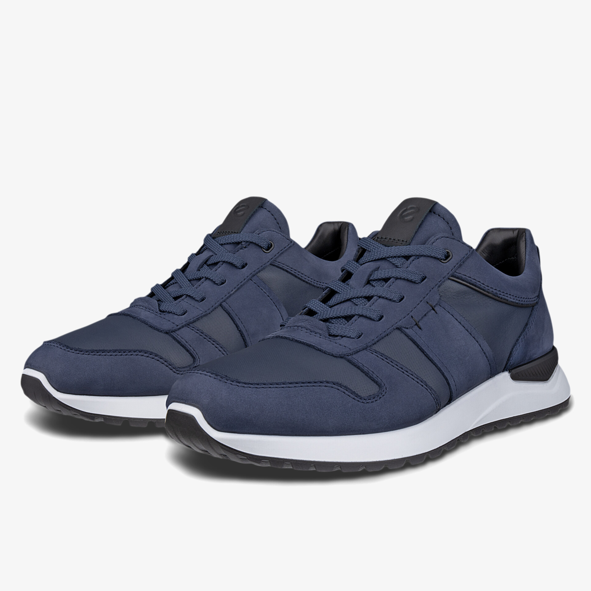 Bequeme sportliche Sneaker mit leichter, robuster Sohle und atmungsaktivem Obermaterial in dunkler Farbe