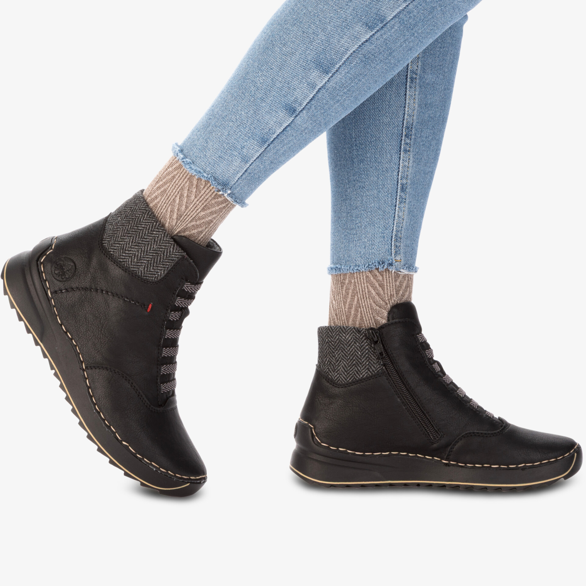 Leichter schwarzer Stiefel mit bequemer Passform und robuster rutschfester Sohle seitlich getragen