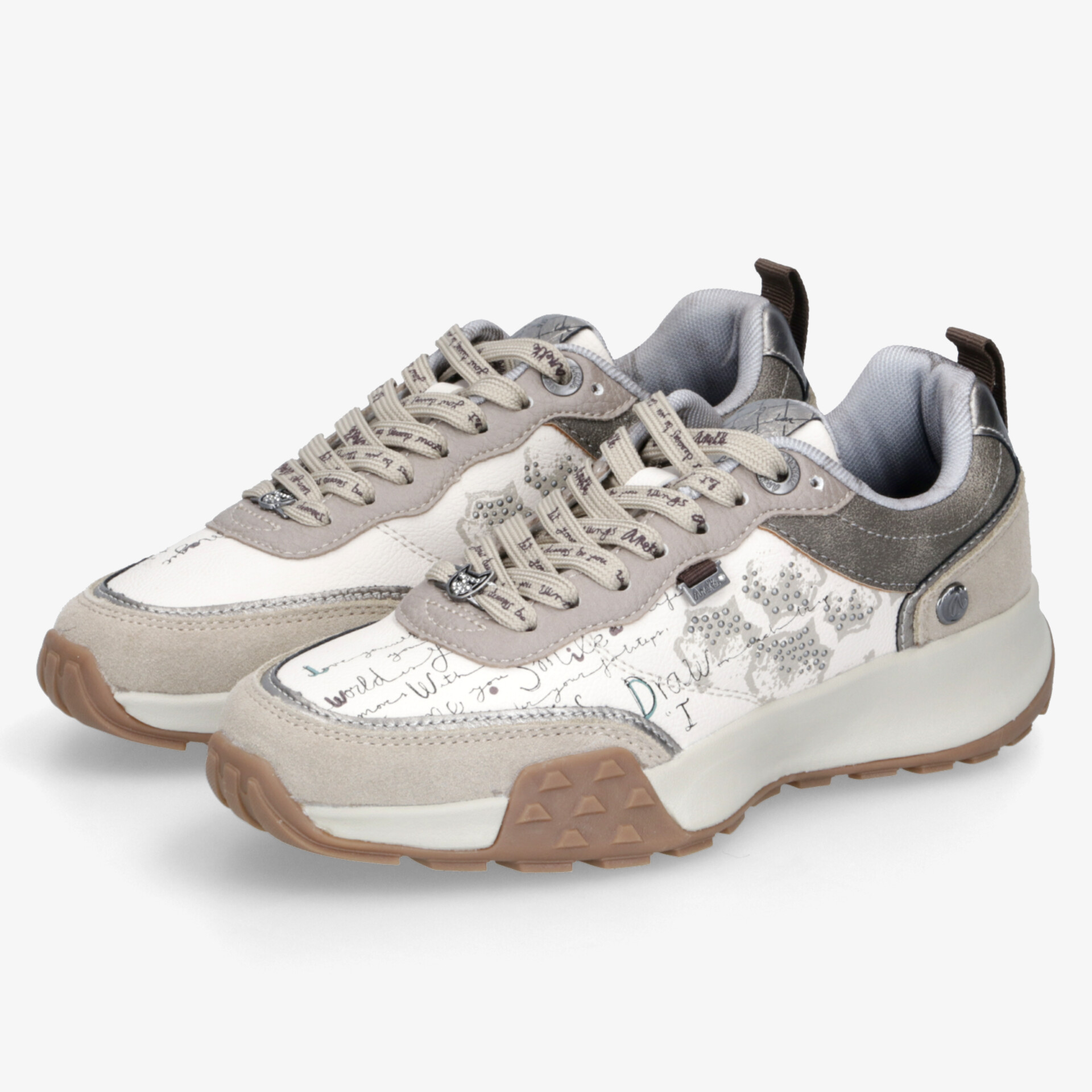 Beige sportliche Sneaker im Paar mit robuster Sohle und gepolstertem Schaftrand, modisch und komfortabel
