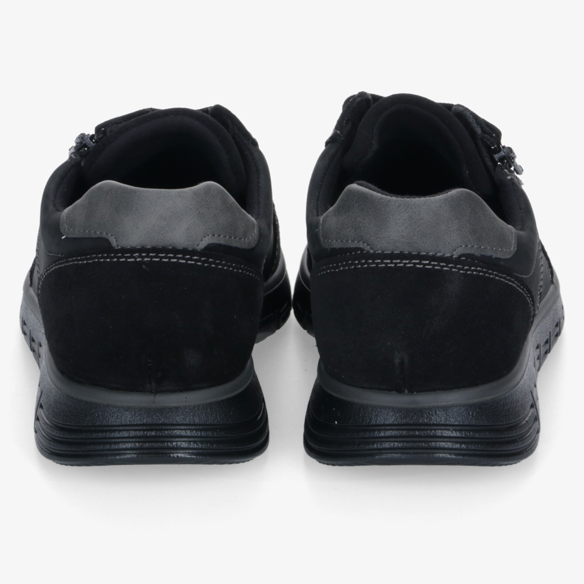 Schwarze Sneaker Rückansicht mit robuster Sohle und bequemer Polsterung für optimalen Tragekomfort