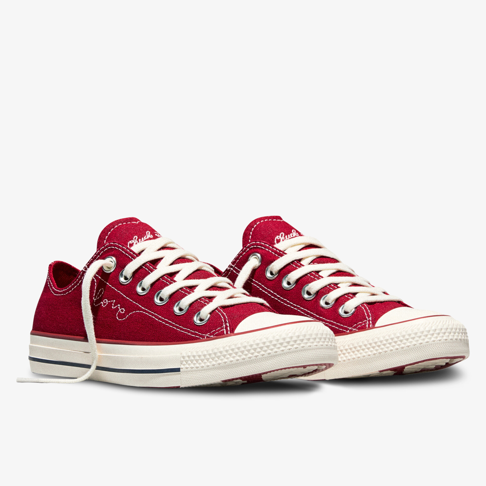 Leichte rote Leinenschuhe mit weißer Gummisohle und Schnürung, casual und bequem