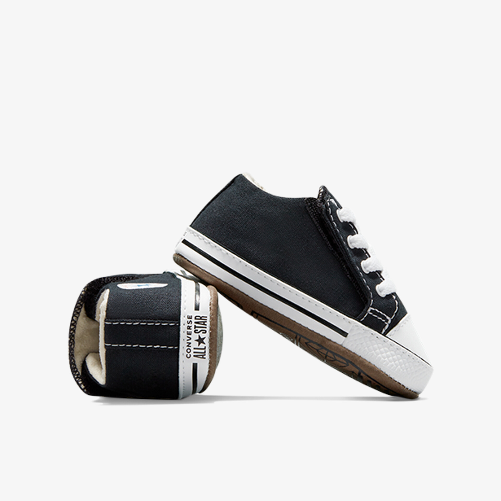 Klassische schwarze Sneakers mit weißer Sohle und Schnürung, ideal für vielseitige und stilvolle Looks.