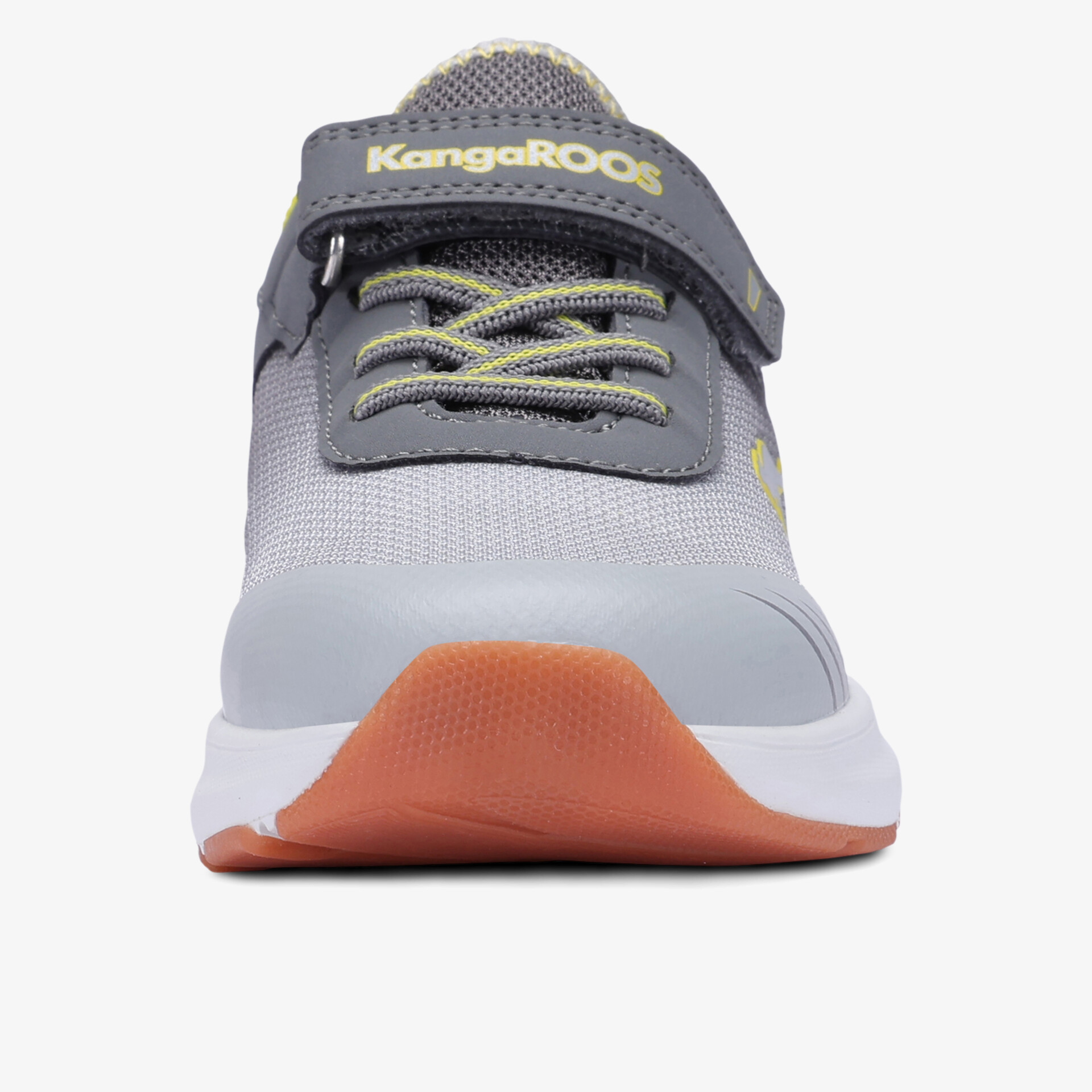 Frontalaufnahme eines modernen Sneakers mit atmungsaktivem Obermaterial und rutschfester, oranger Sohle