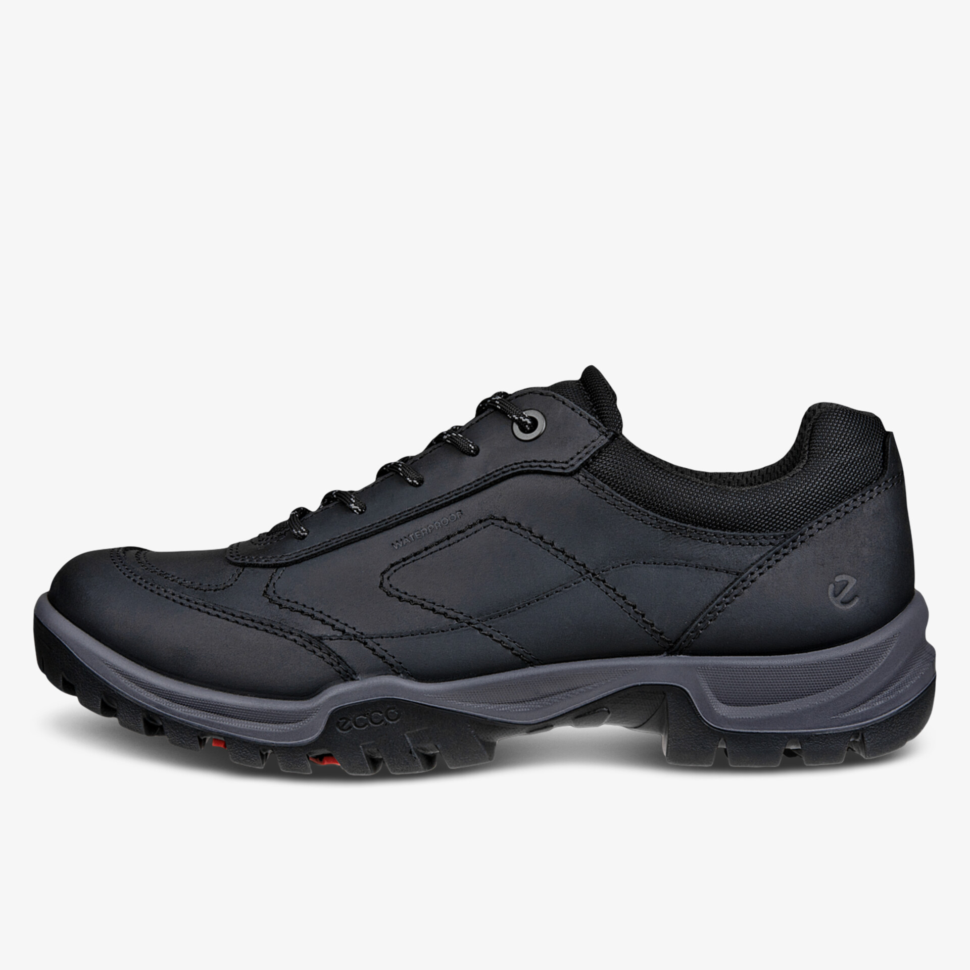 Seitliche Ansicht eines schwarzen Outdoor-Schuhs mit robuster Profilsohle und komfortablem Design