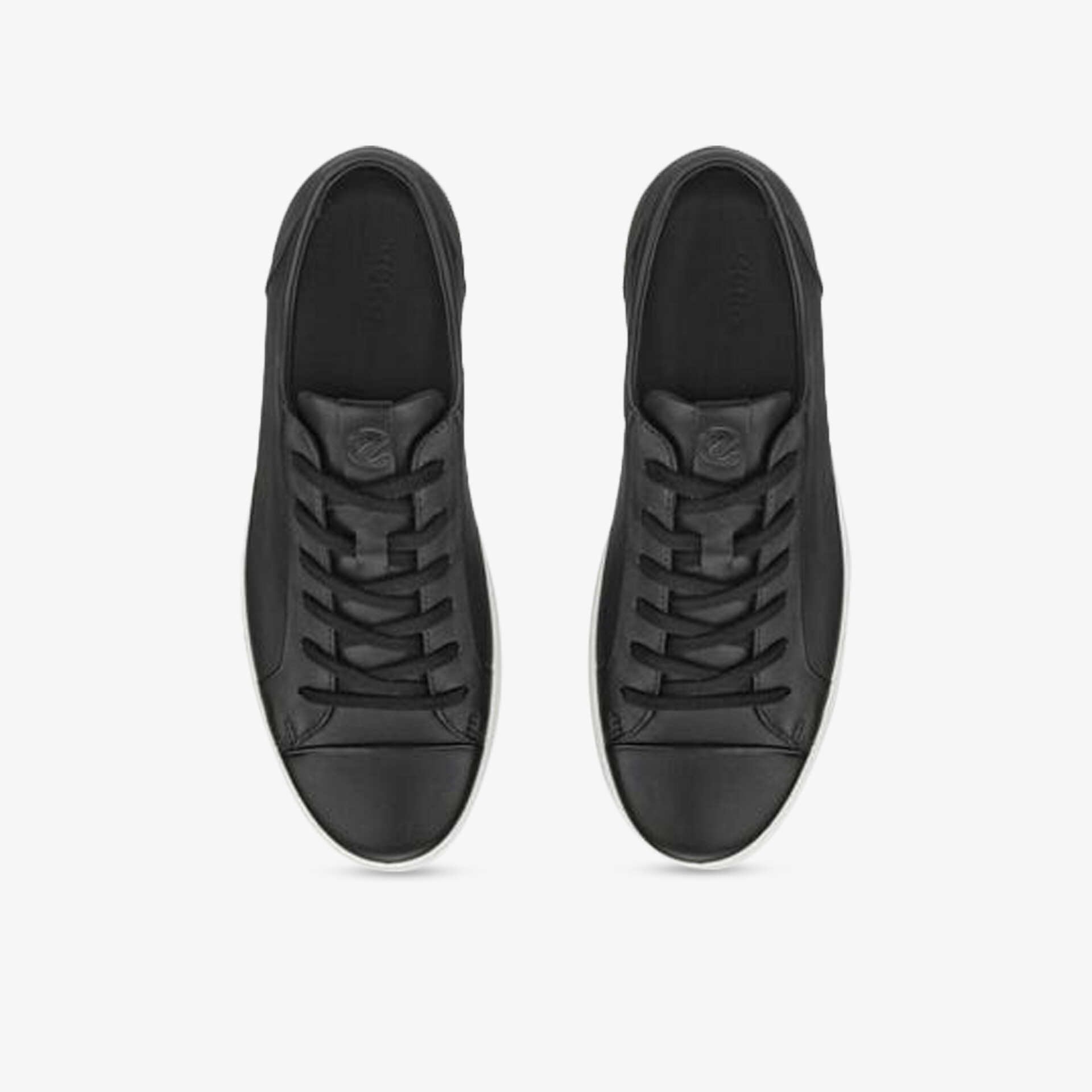 Schwarze Sneaker im Paar, bequem und robust, mit schnürung, lässiges und sportliches Design