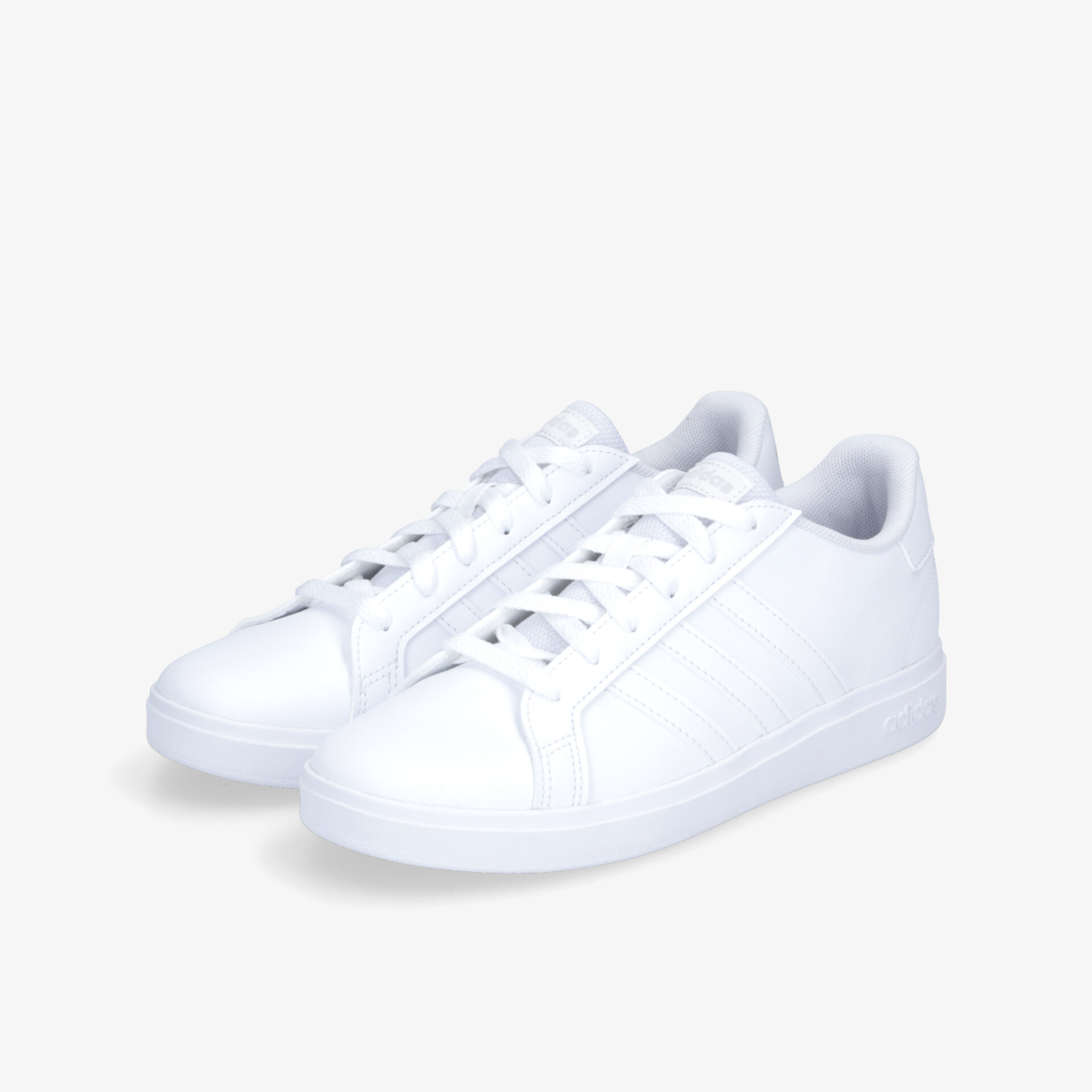 Weißes Sneaker-Paar in schräger Frontansicht mit sportlichem und bequemem Design, langlebiger und rutschfester Sohle