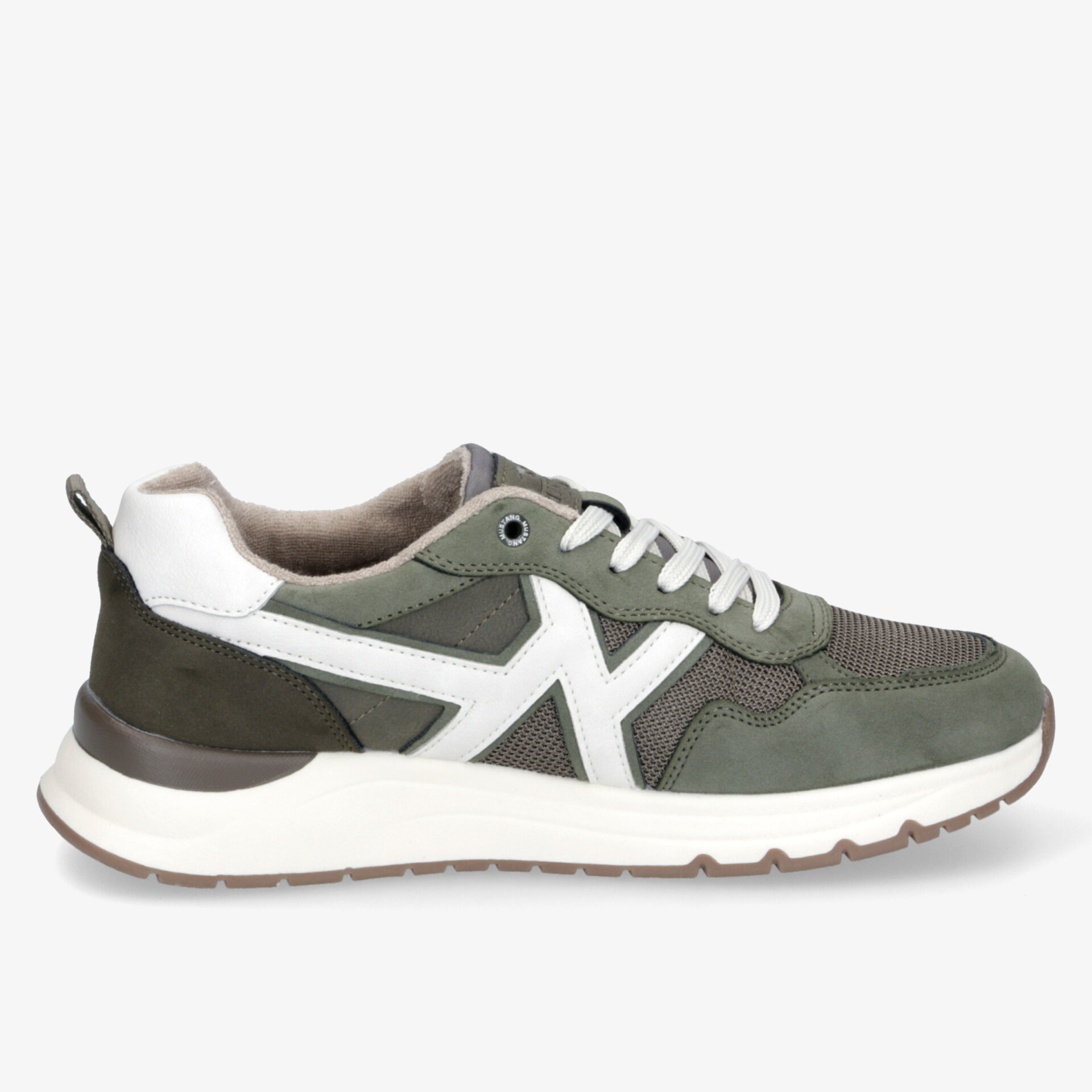 Leichter Sportschuh in Grün und Weiß mit atmungsaktivem Obermaterial und rutschfester Sohle in klarer Seitenansicht