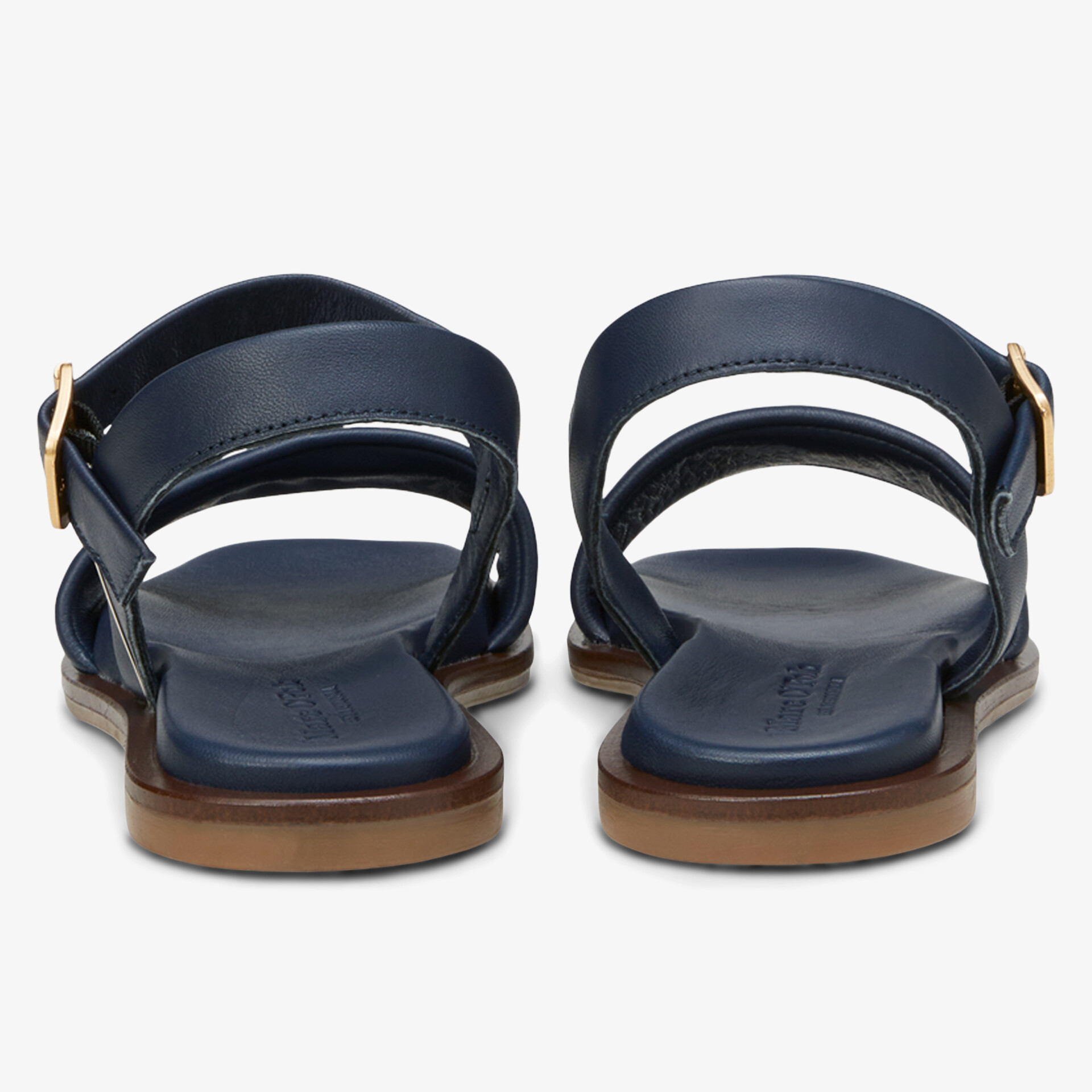 Rückansicht flacher Sandalen mit verstellbarem Riemen und hochwertiger Verarbeitung auf brauner Sohle