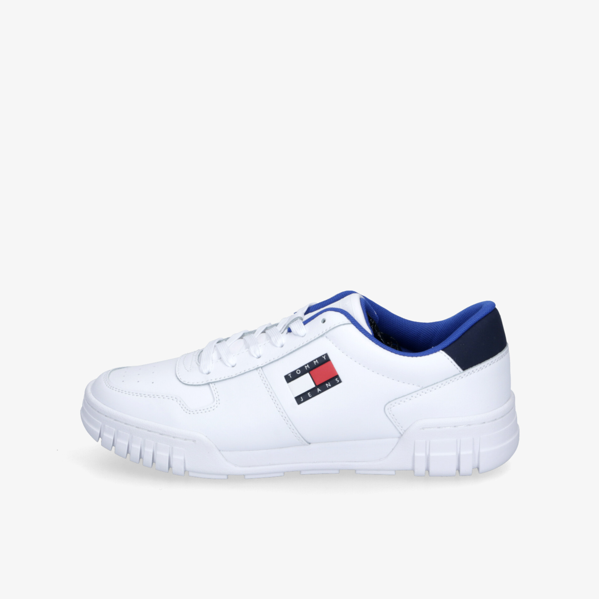 Weißer Sneaker mit robustem Profil und dezenter Logo-Verzierung, sportlich und komfortabel