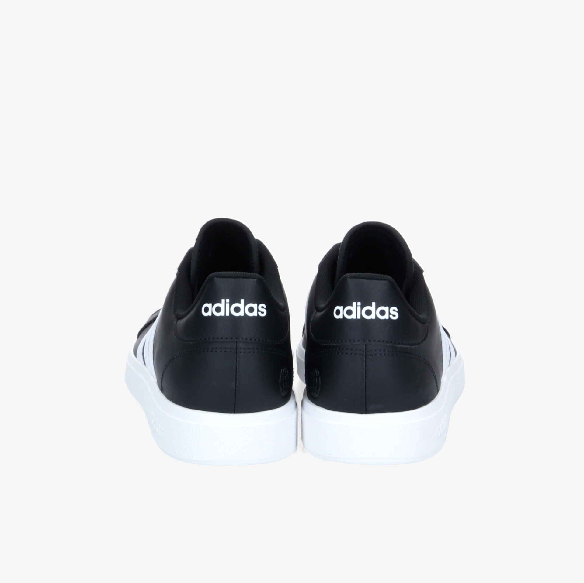 Rückansicht eines klassischen Adidas Sneakers mit schwarzem Obermaterial und weißer Gummisohle.