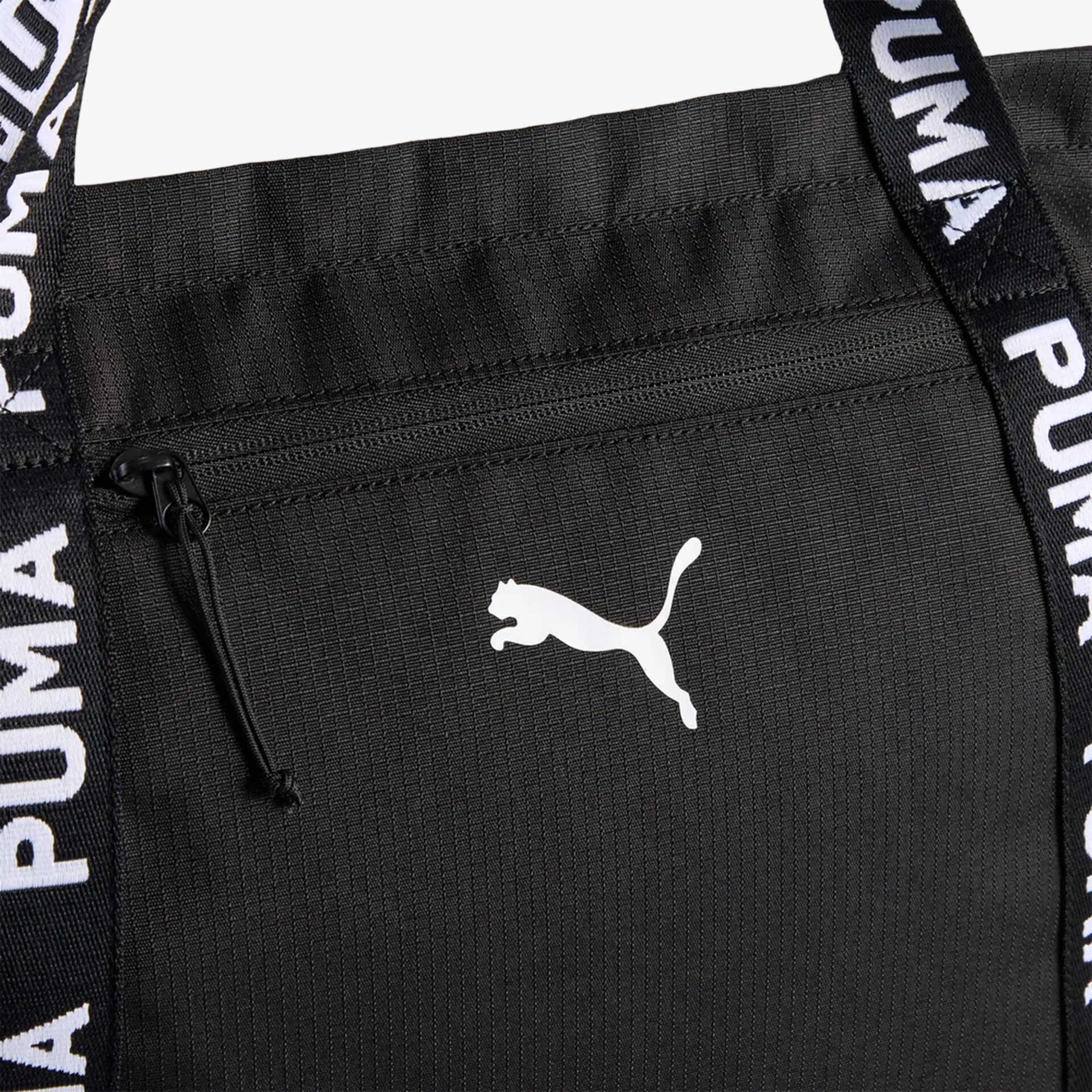 Schwarze Puma Tasche mit Reißverschluss und weißem Puma Logo, sportlich und robust gestaltet