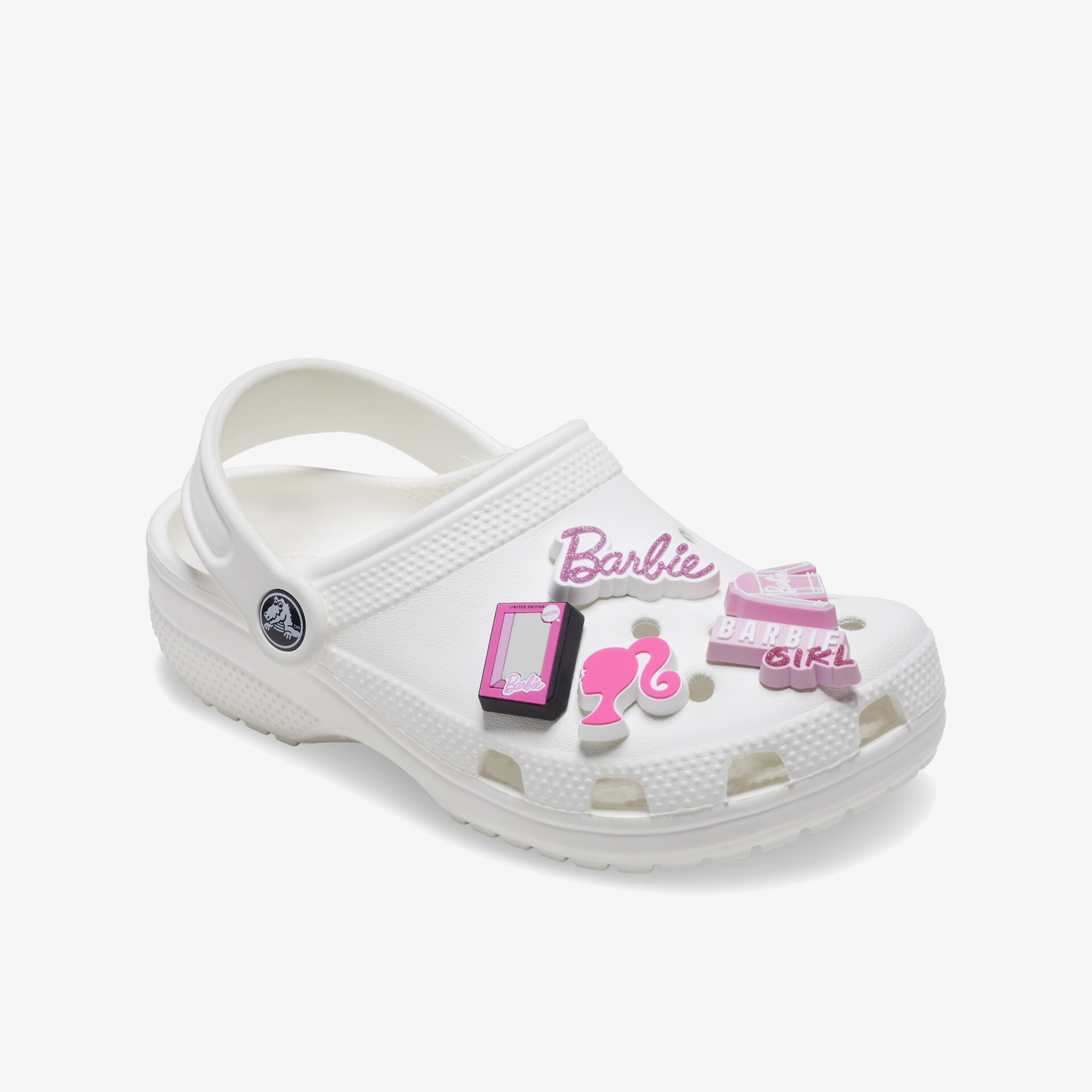 Weißer leichter Crocs Schuh mit atmungsaktivem Design und bunten Barbie Charms für bequemen, vielseitigen Tragekomfort