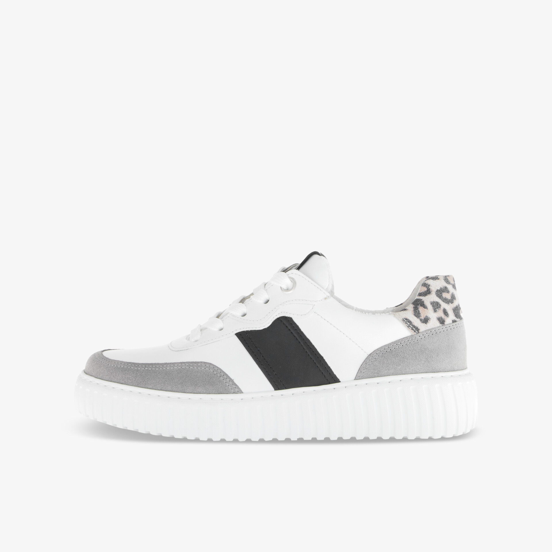 Moderner Sportschuh in Weiß mit grauen und schwarzen Details, seitliche Ansicht, bequem und langlebig