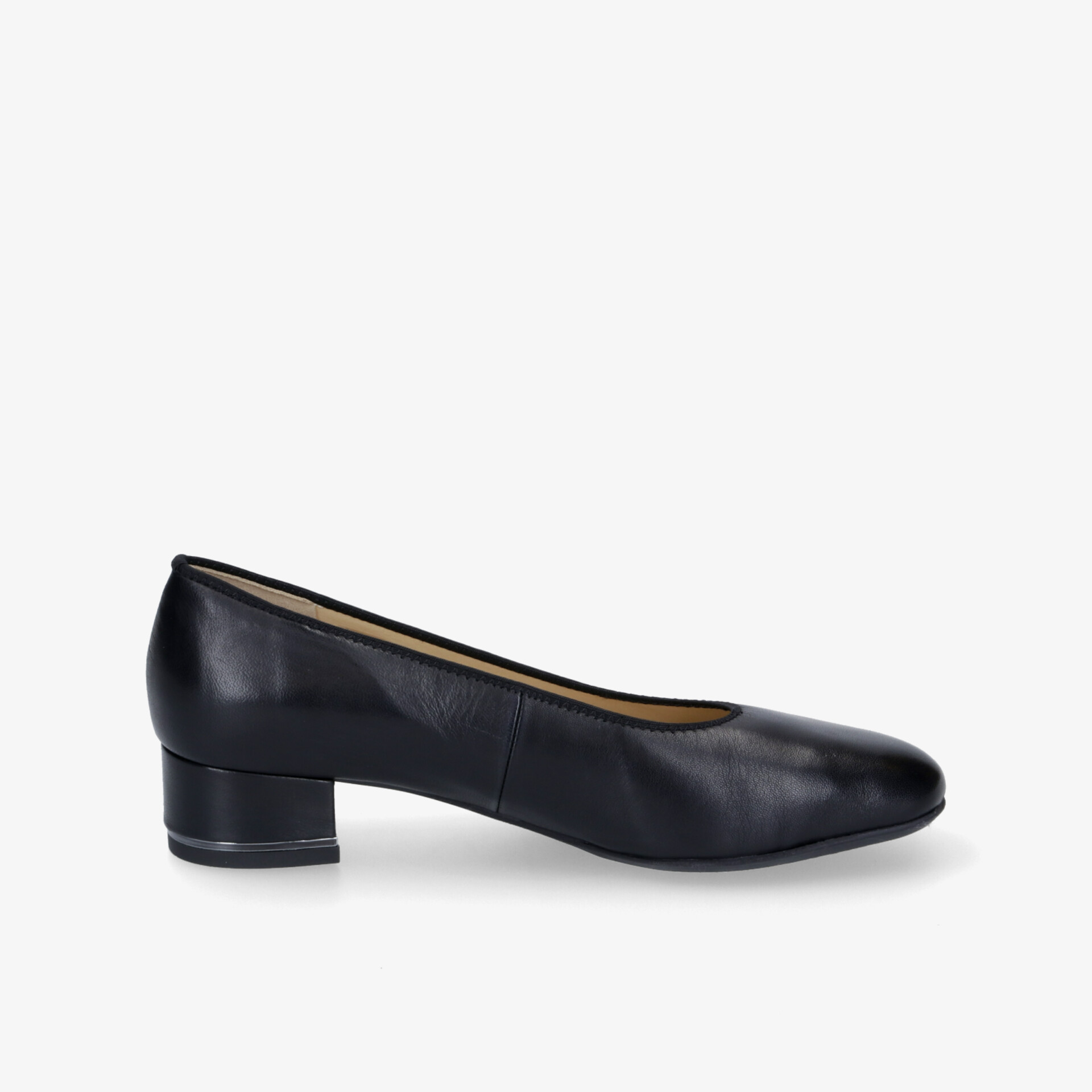 Eleganter schwarzer Lederschuh mit bequemem Blockabsatz und zeitlosem Design für vielseitigen Einsatz.